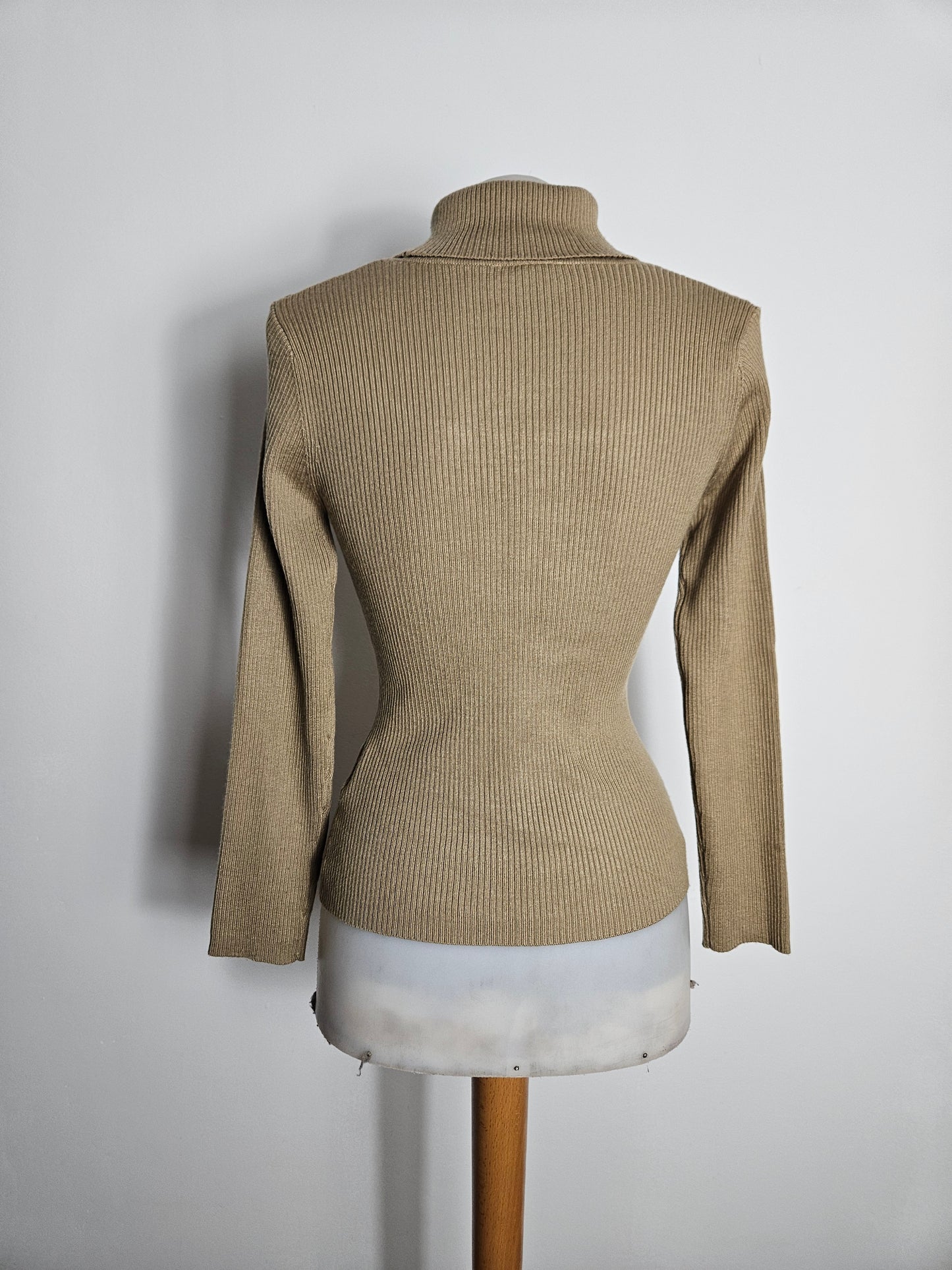 Pull côtelé avec découpe