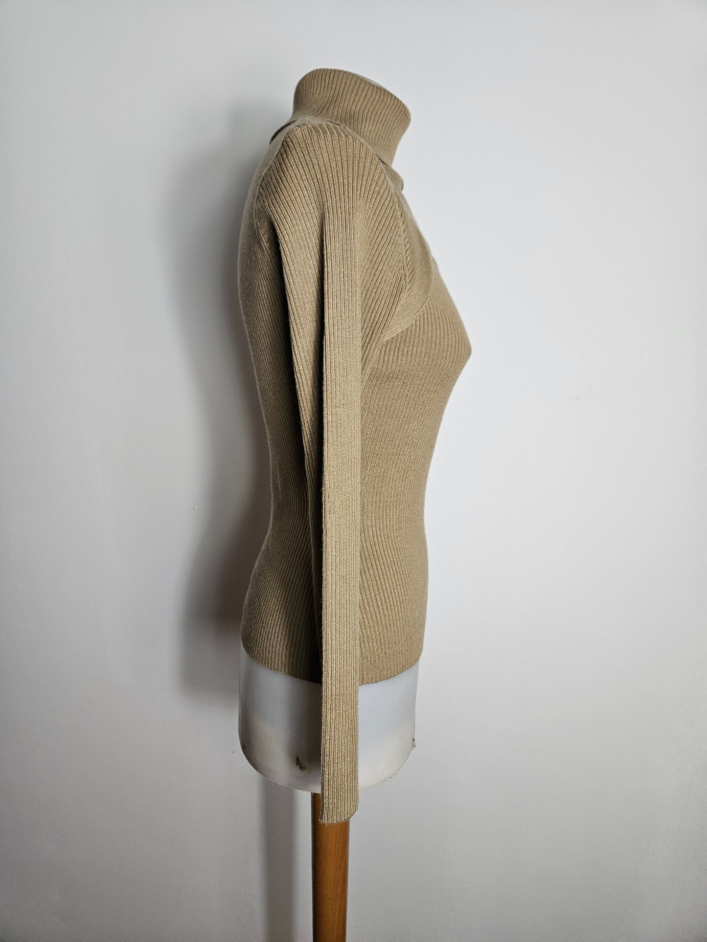 Pull côtelé avec découpe