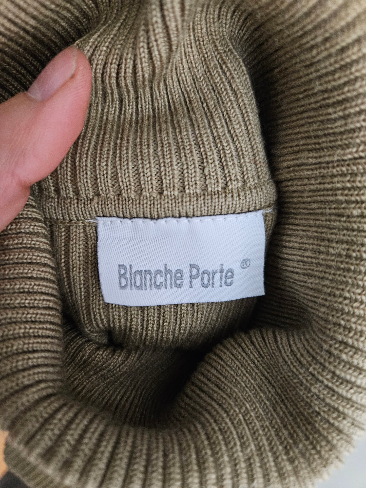 Pull côtelé avec découpe