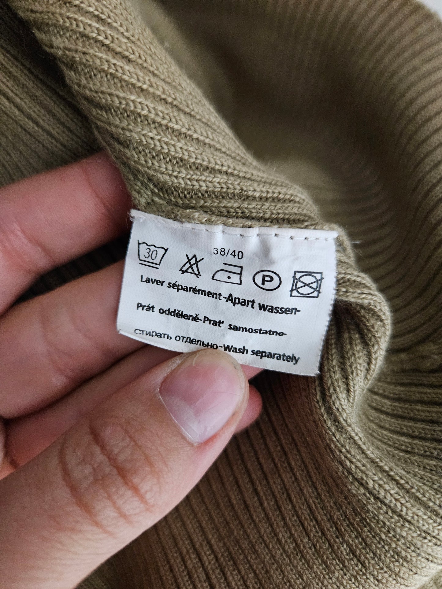 Pull côtelé avec découpe