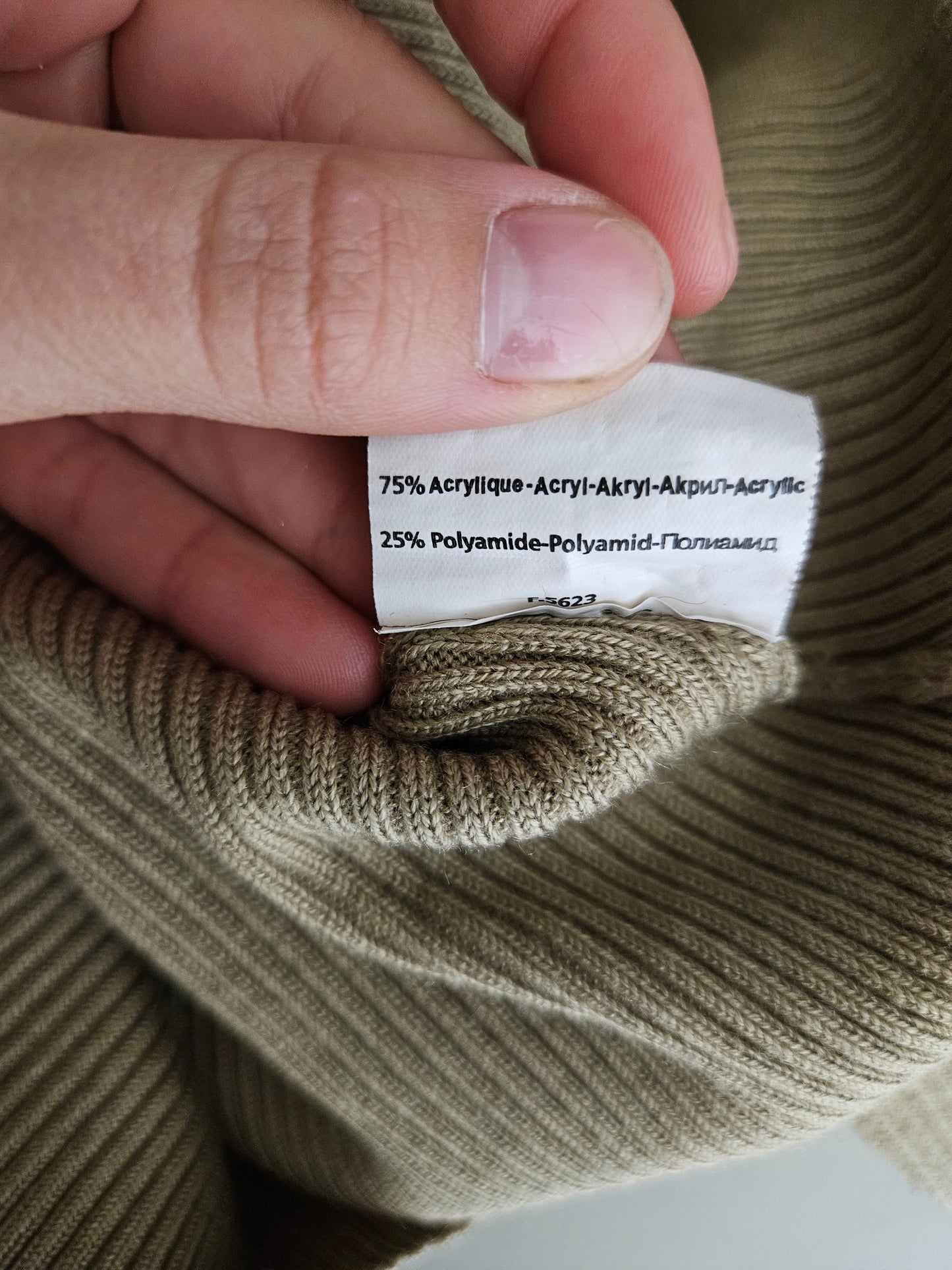 Pull côtelé avec découpe