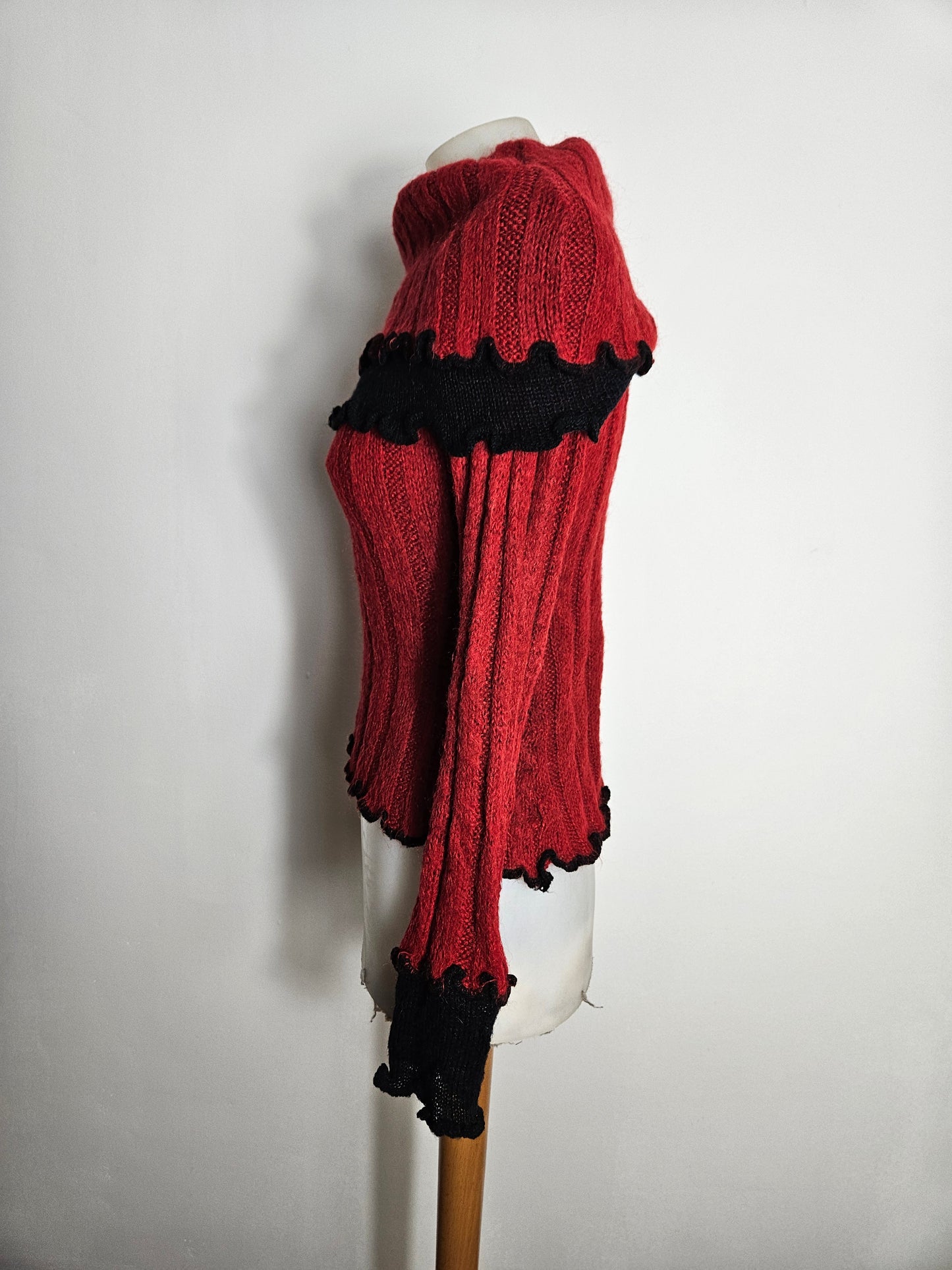 Pull en maille col maxi rouge et noir Zone Bleue