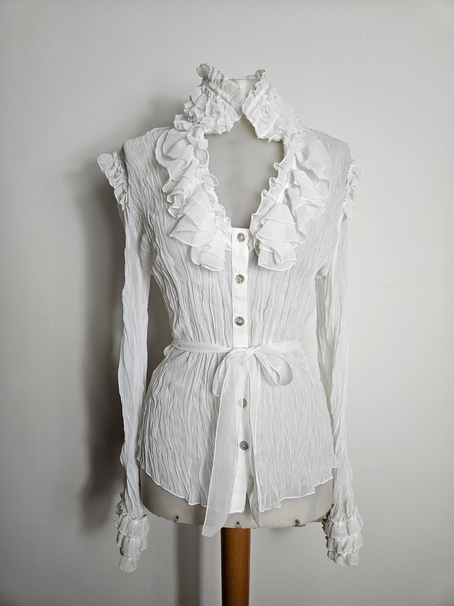 Chemisier blanc à col volanté et ceinture