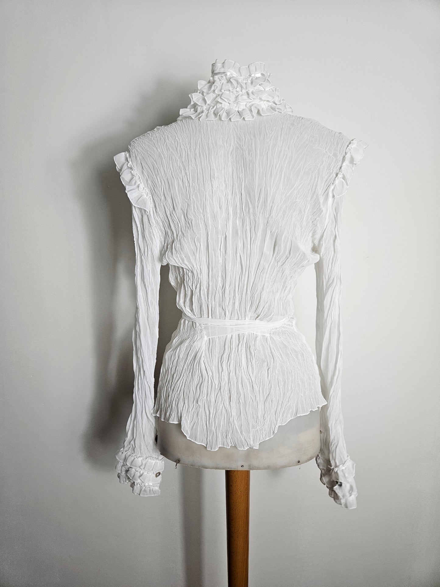 Chemisier blanc à col volanté et ceinture
