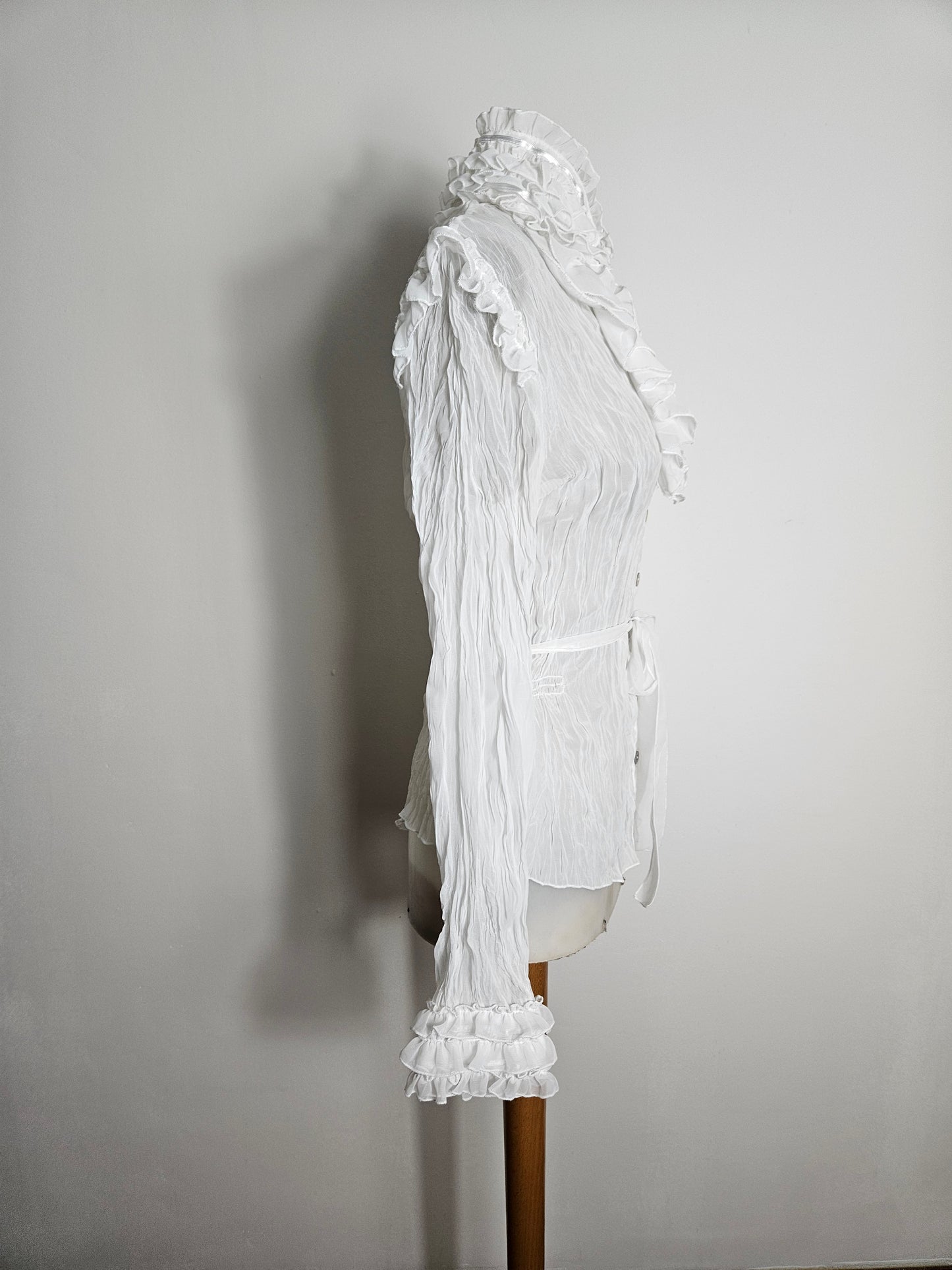 Chemisier blanc à col volanté et ceinture