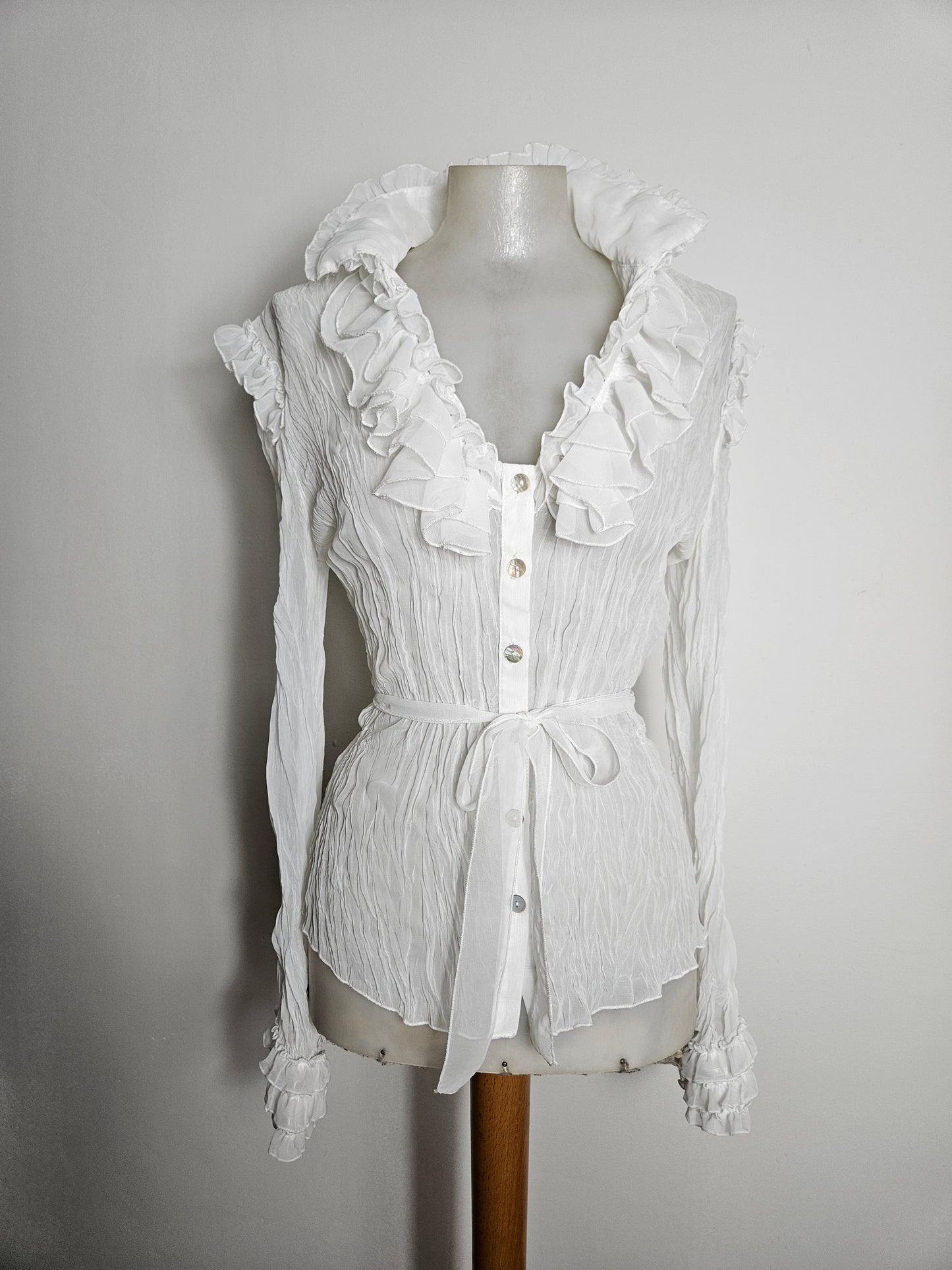 Chemisier blanc à col volanté et ceinture