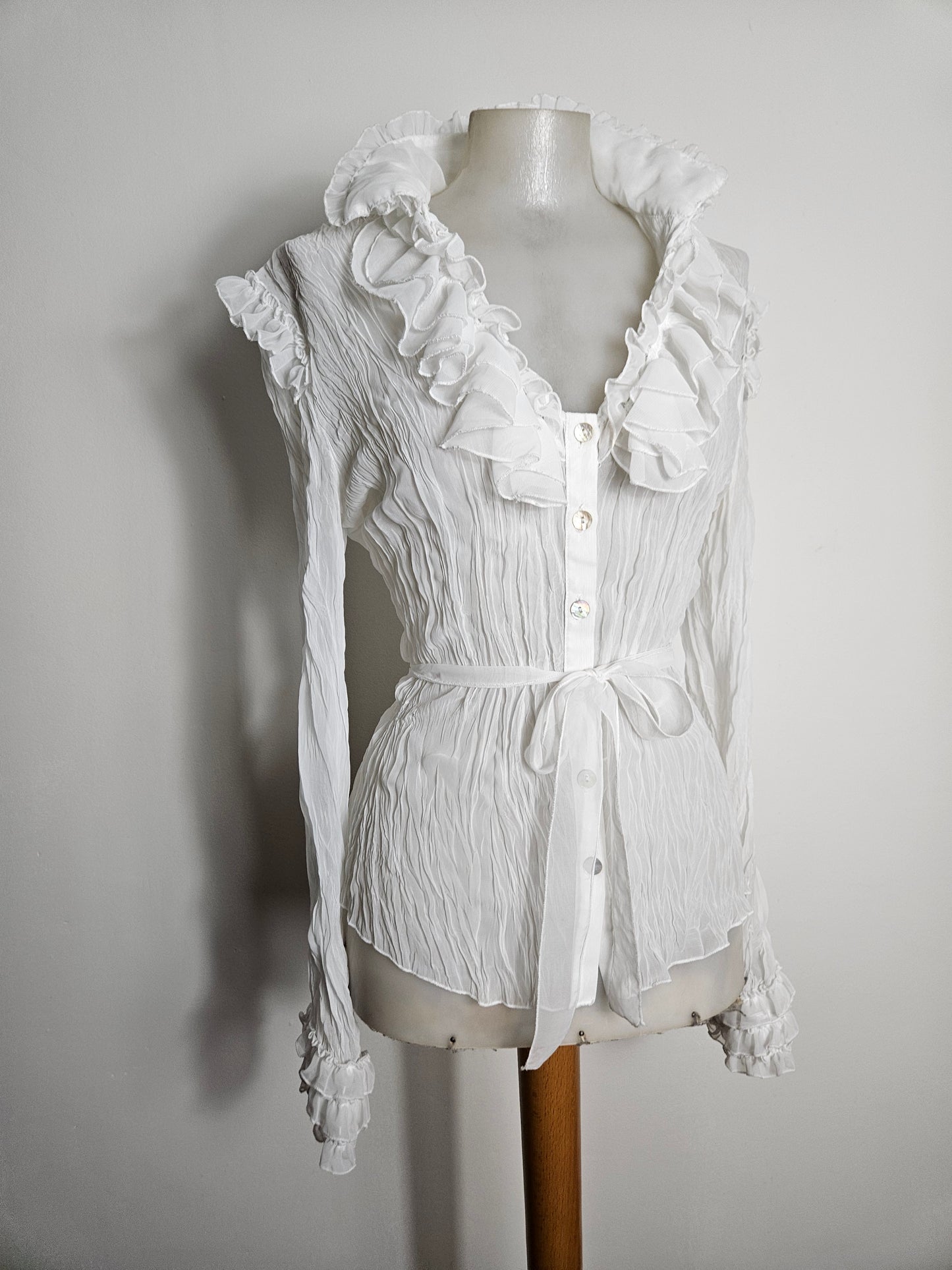 Chemisier blanc à col volanté et ceinture