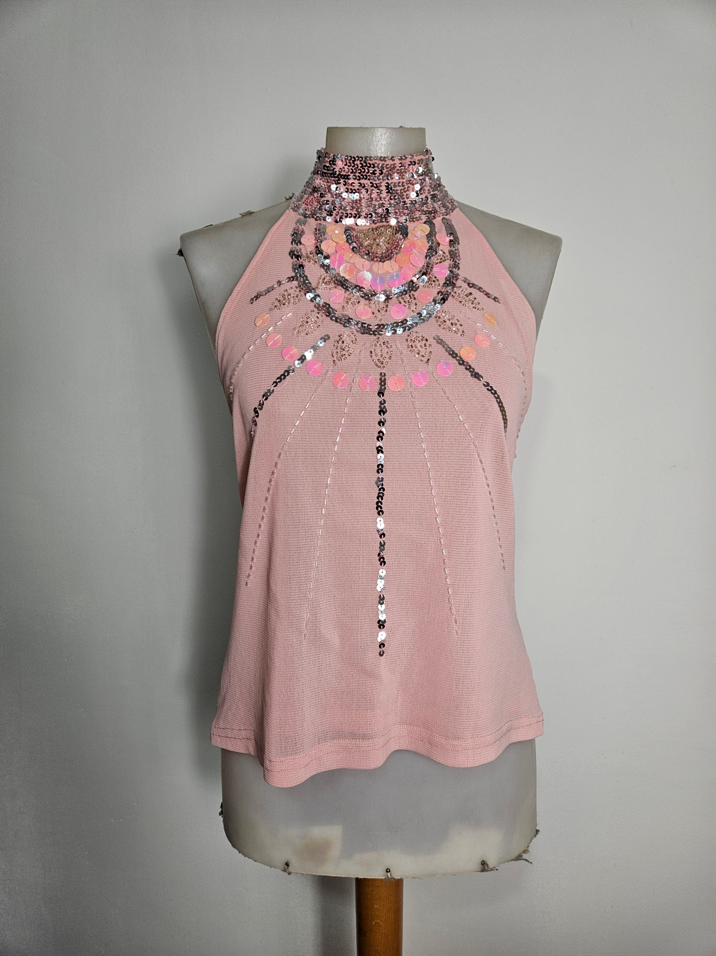 Dos nu en voile brodé de perles et sequins