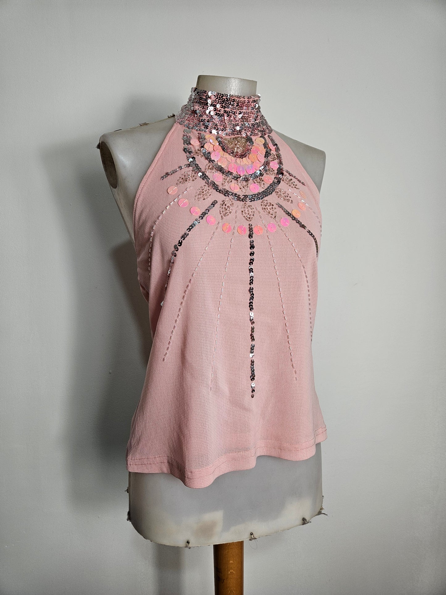 Dos nu en voile brodé de perles et sequins