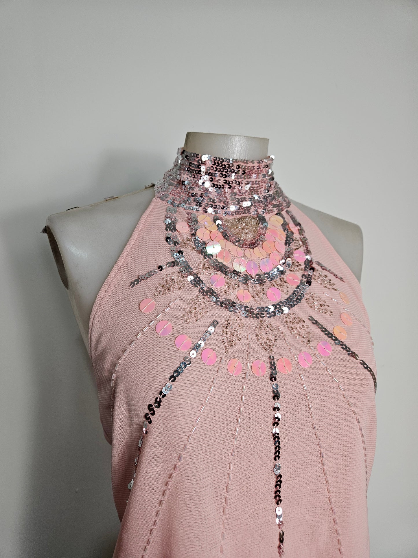 Dos nu en voile brodé de perles et sequins