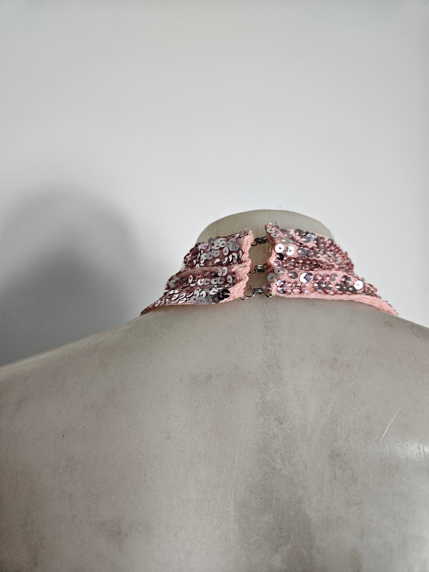 Dos nu en voile brodé de perles et sequins