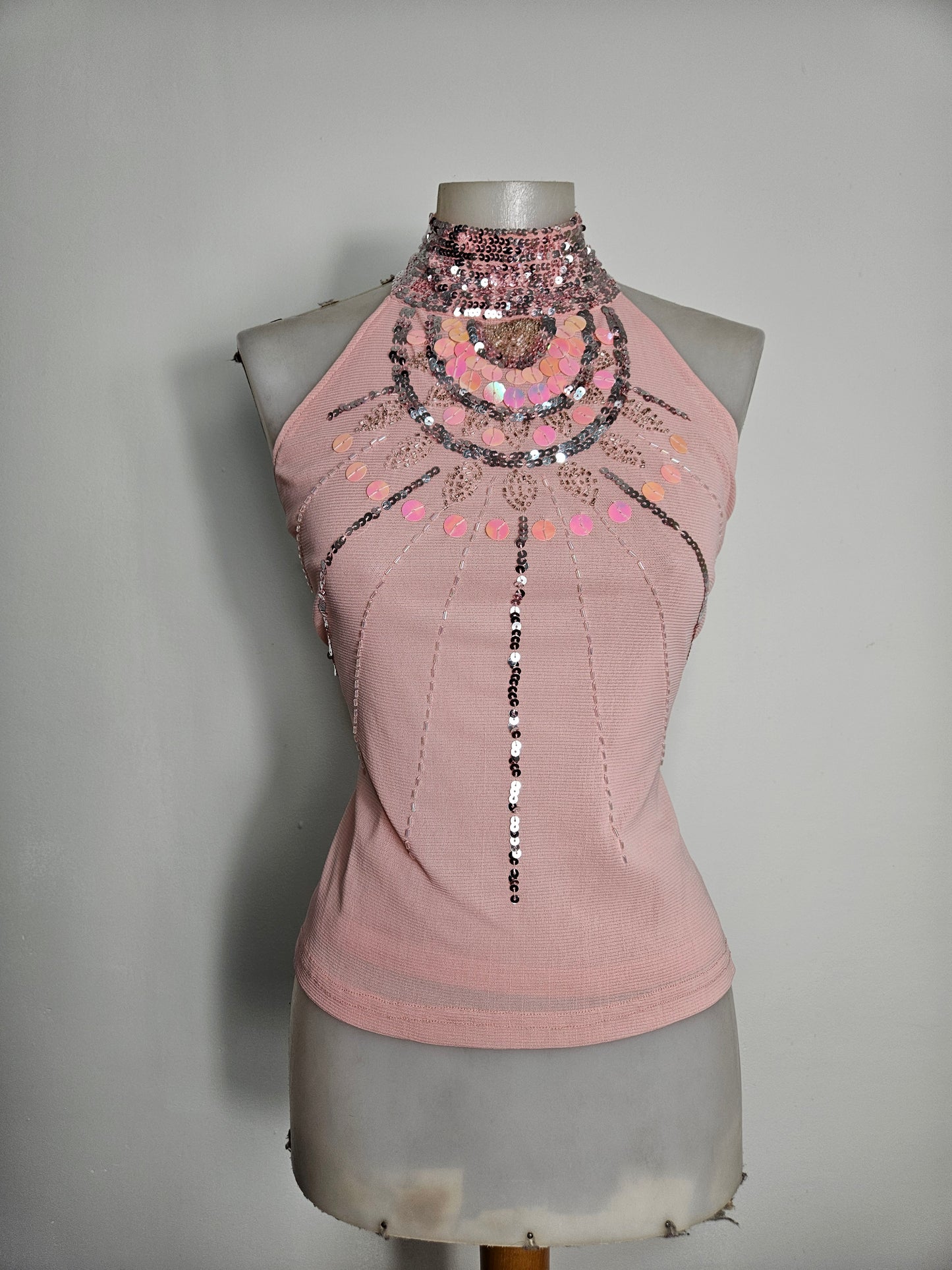 Dos nu en voile brodé de perles et sequins