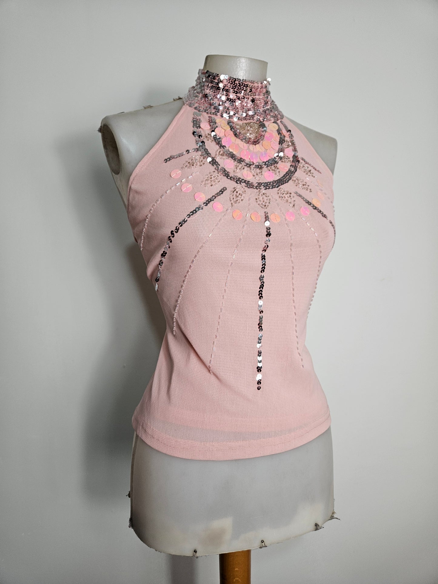 Dos nu en voile brodé de perles et sequins