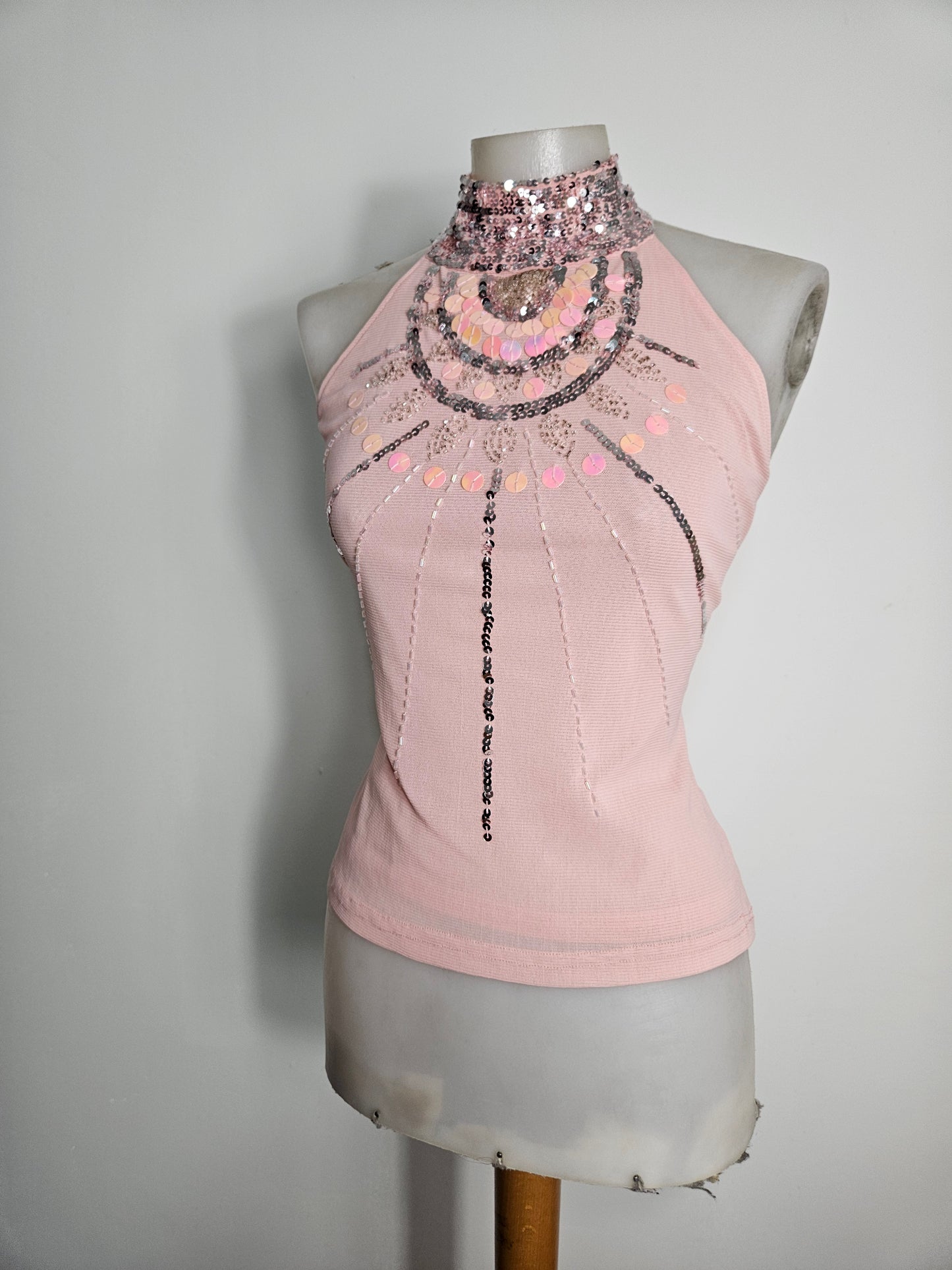 Dos nu en voile brodé de perles et sequins