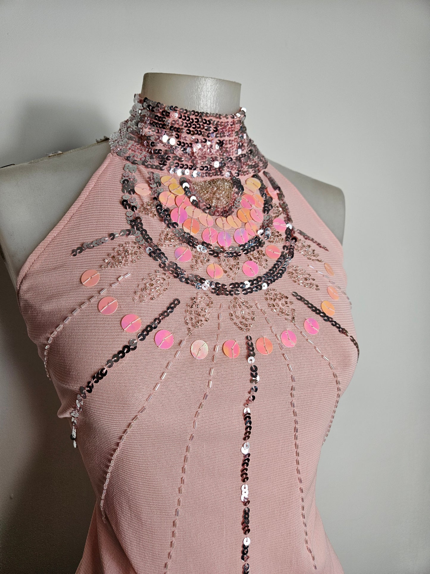 Dos nu en voile brodé de perles et sequins