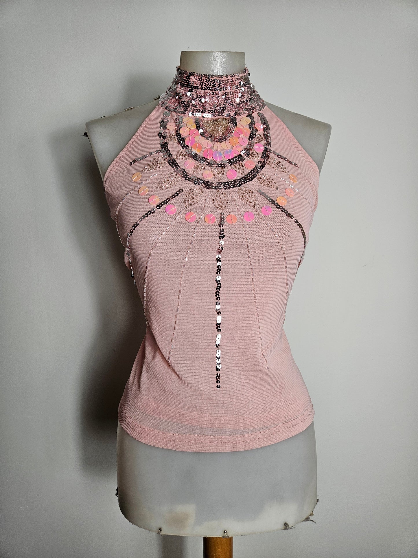 Dos nu en voile brodé de perles et sequins