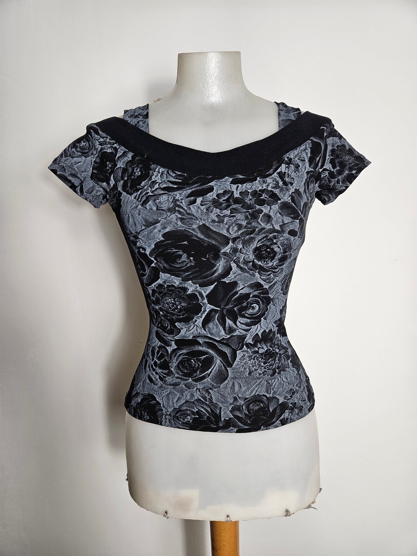 Haut à motif floral tons gris et noirs