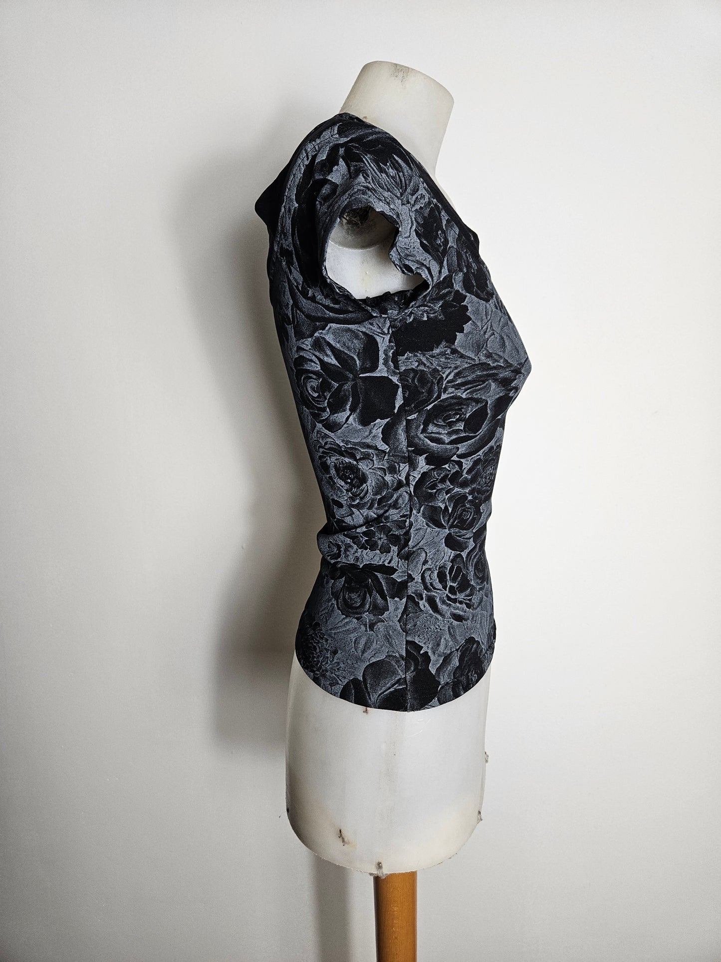 Haut à motif floral tons gris et noirs