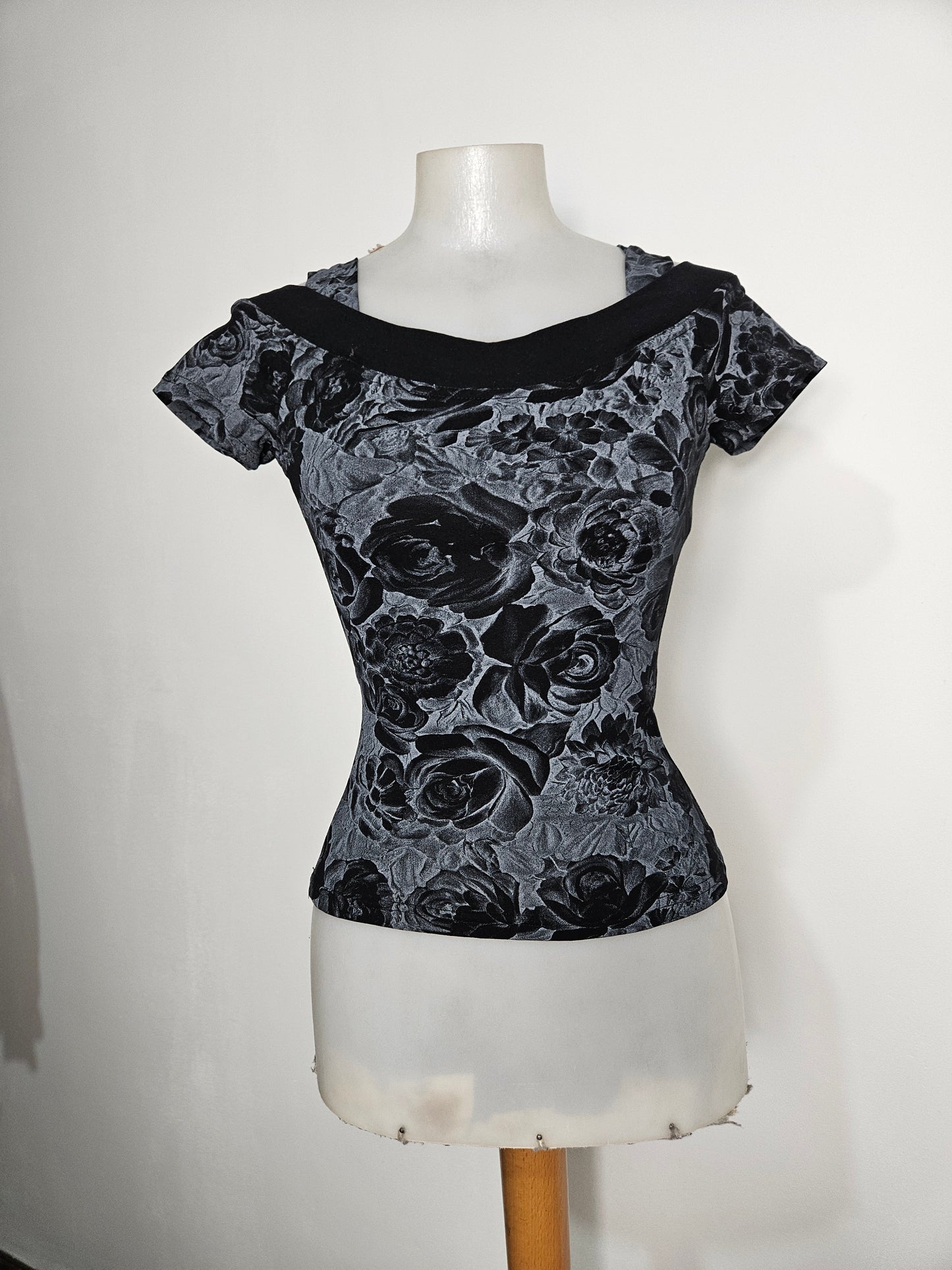 Haut à motif floral tons gris et noirs