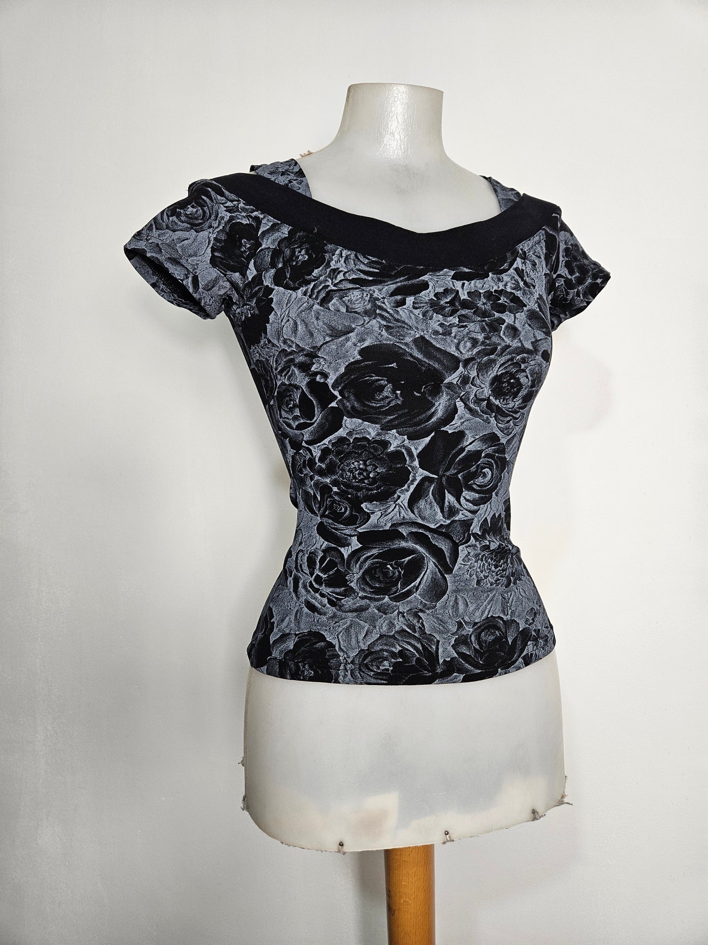 Haut à motif floral tons gris et noirs