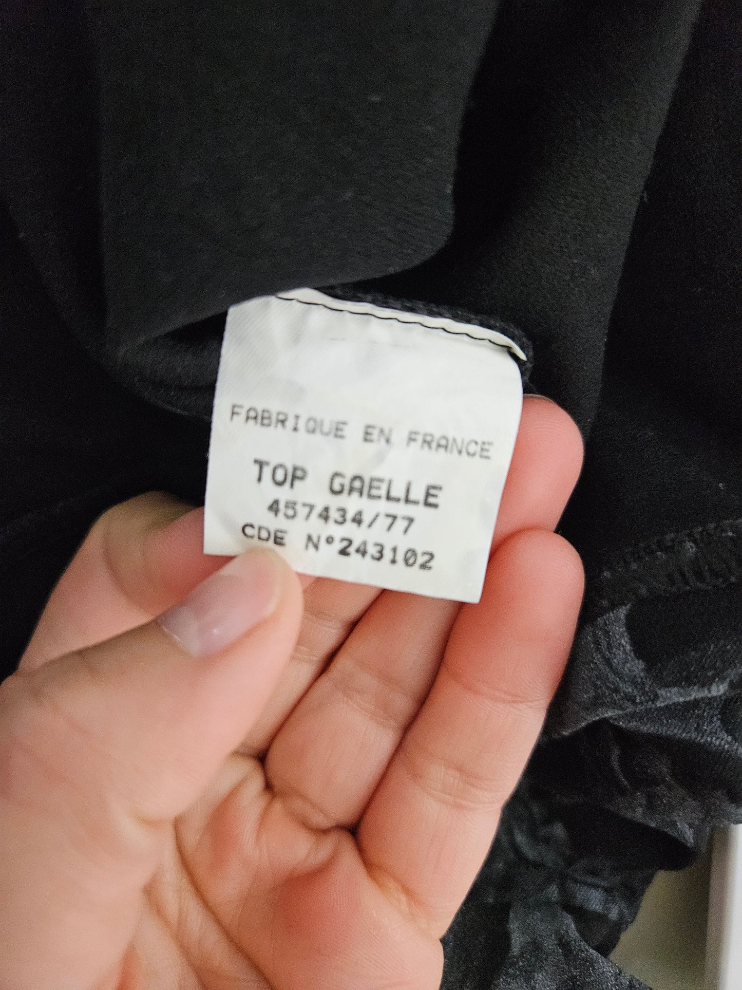 Haut à motif floral tons gris et noirs