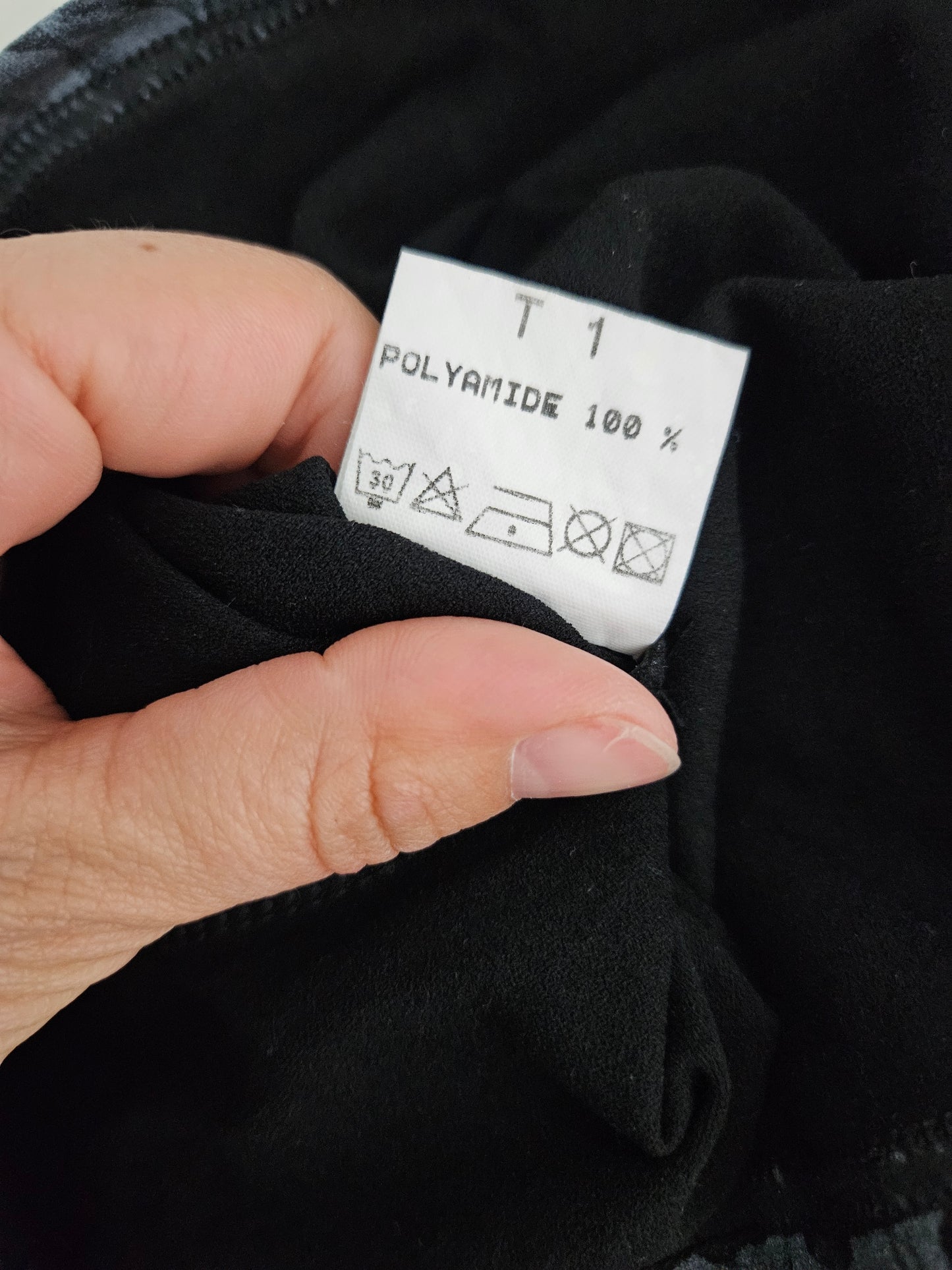 Haut à motif floral tons gris et noirs