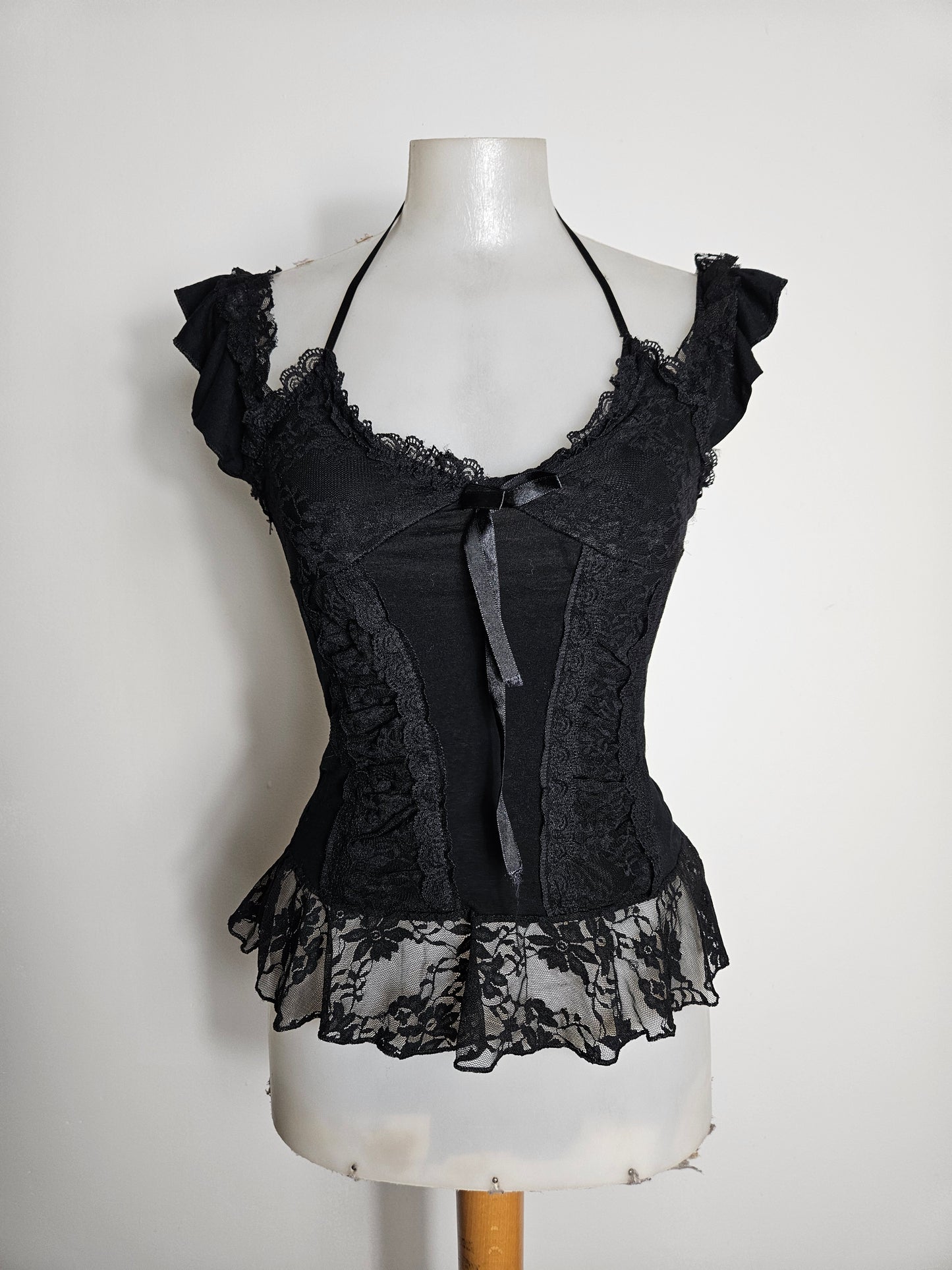 Haut noir détails volants et noeud