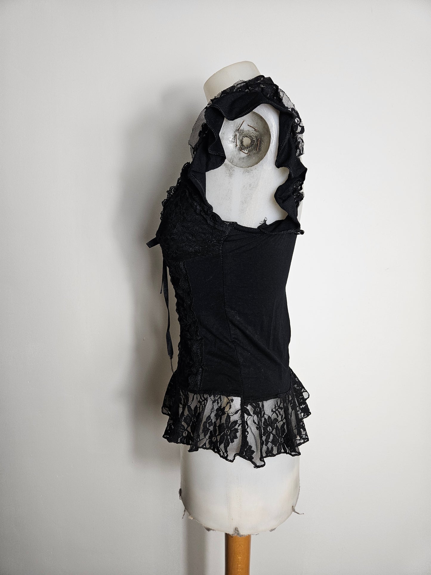 Haut noir détails volants et noeud