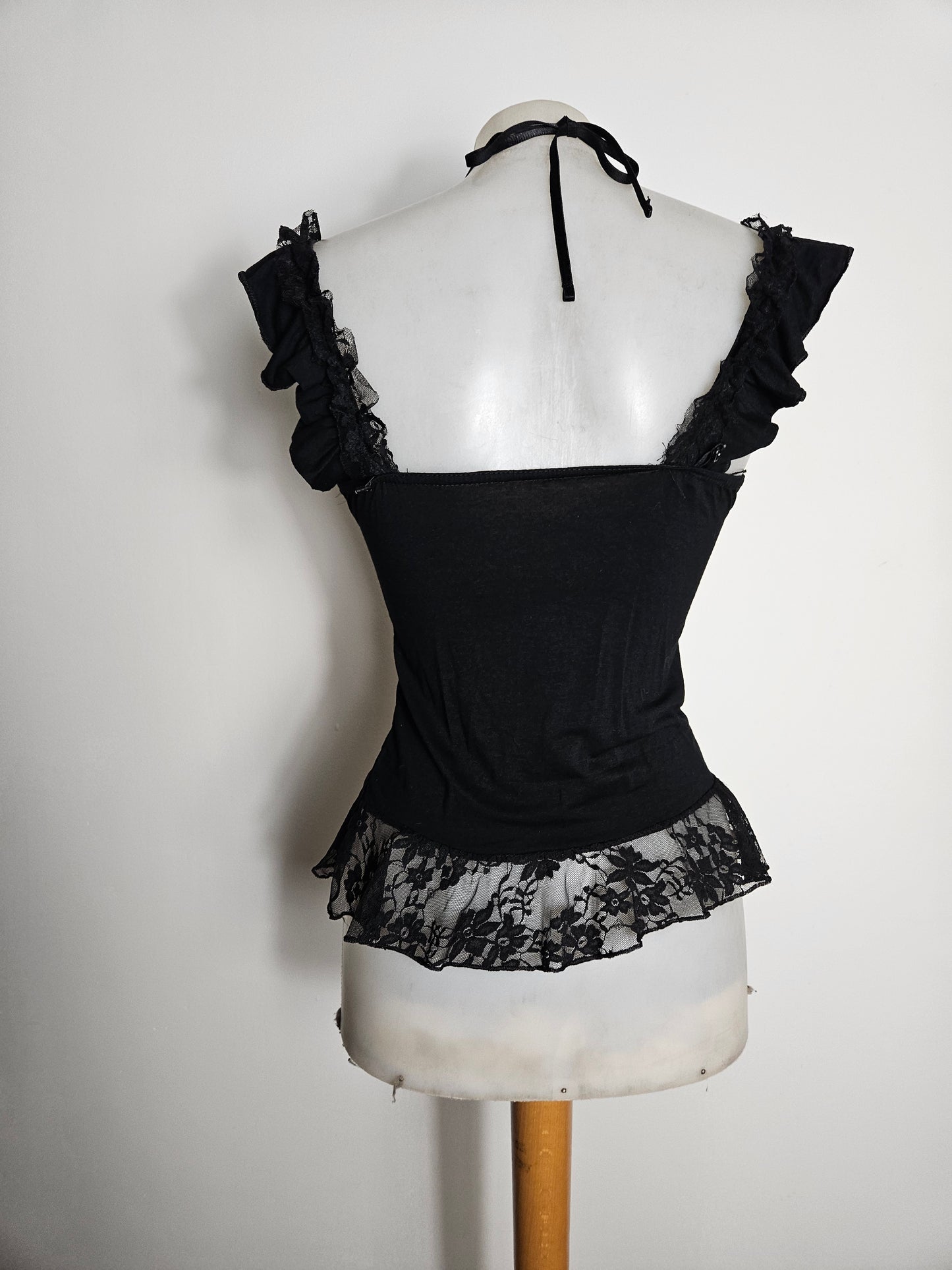 Haut noir détails volants et noeud