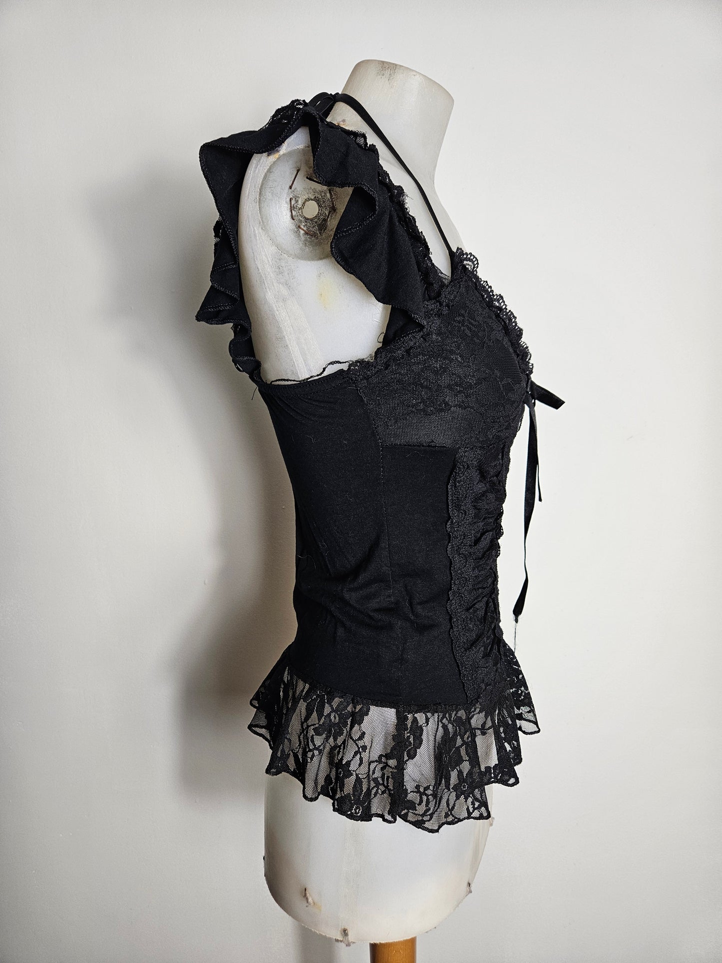 Haut noir détails volants et noeud