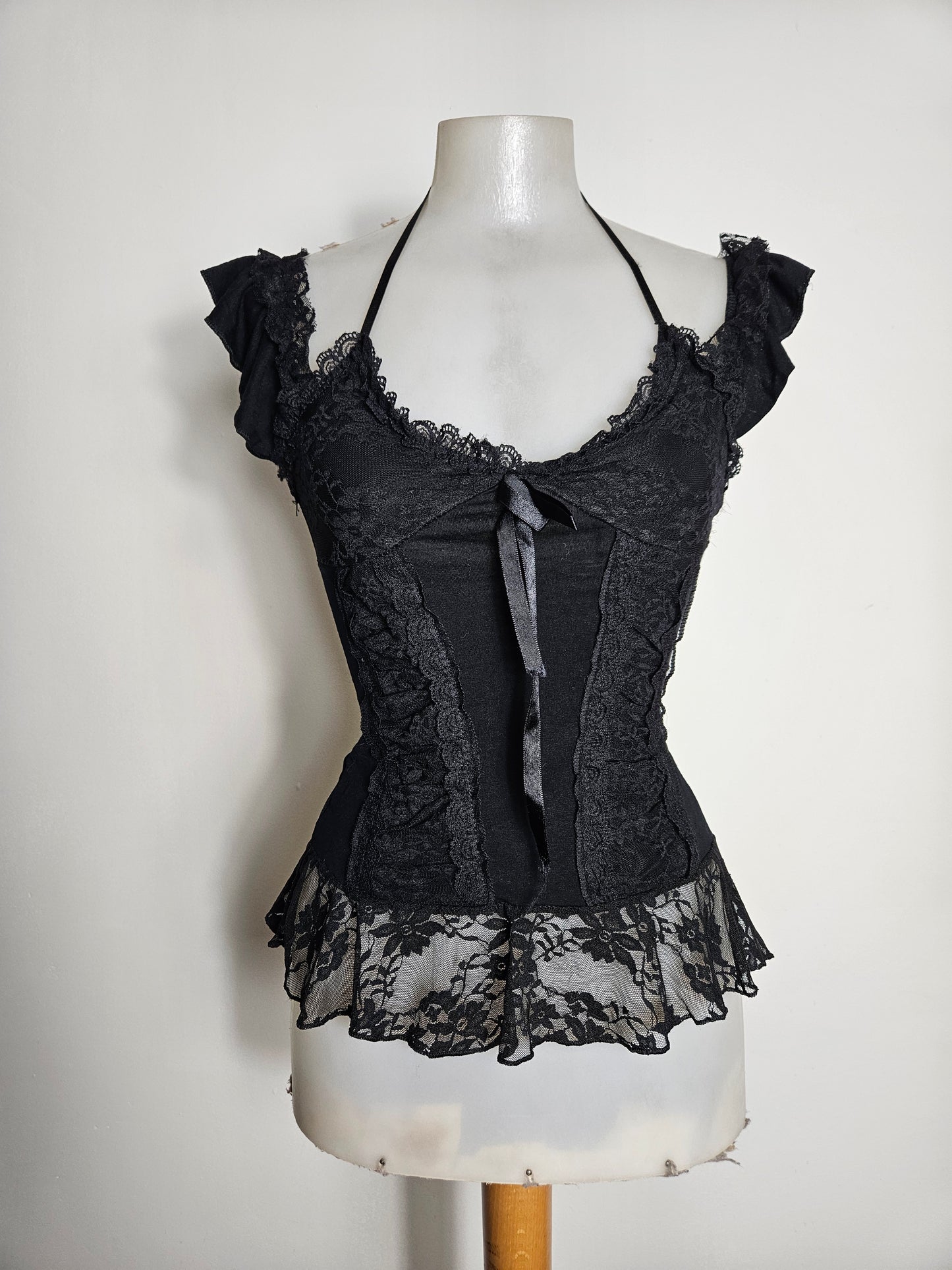 Haut noir détails volants et noeud