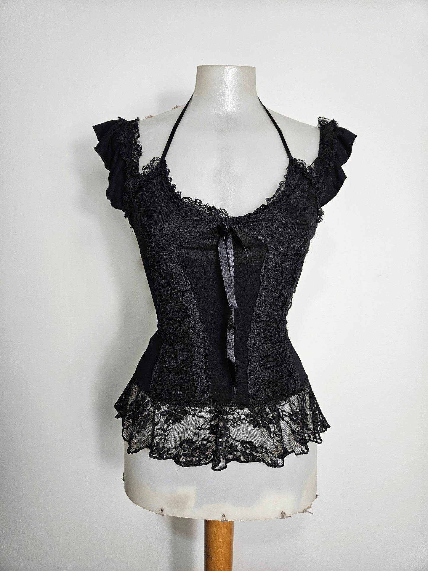 Haut noir détails volants et noeud