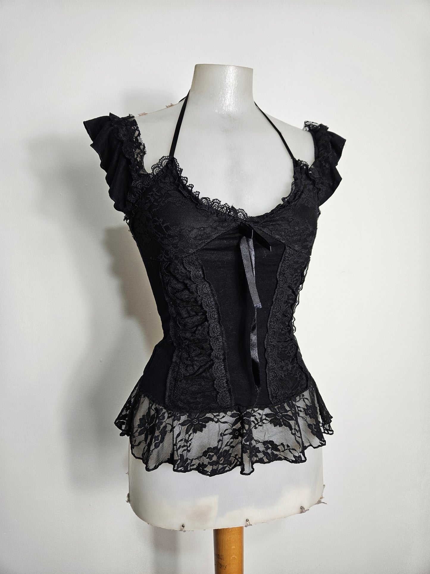 Haut noir détails volants et noeud