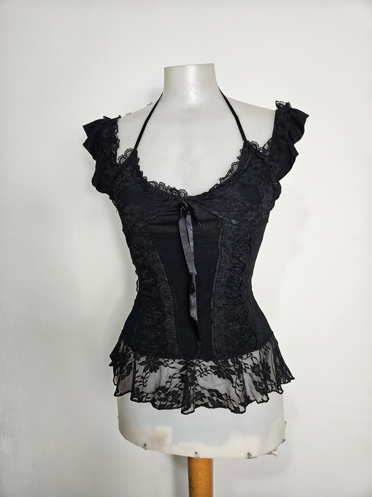 Haut noir détails volants et noeud