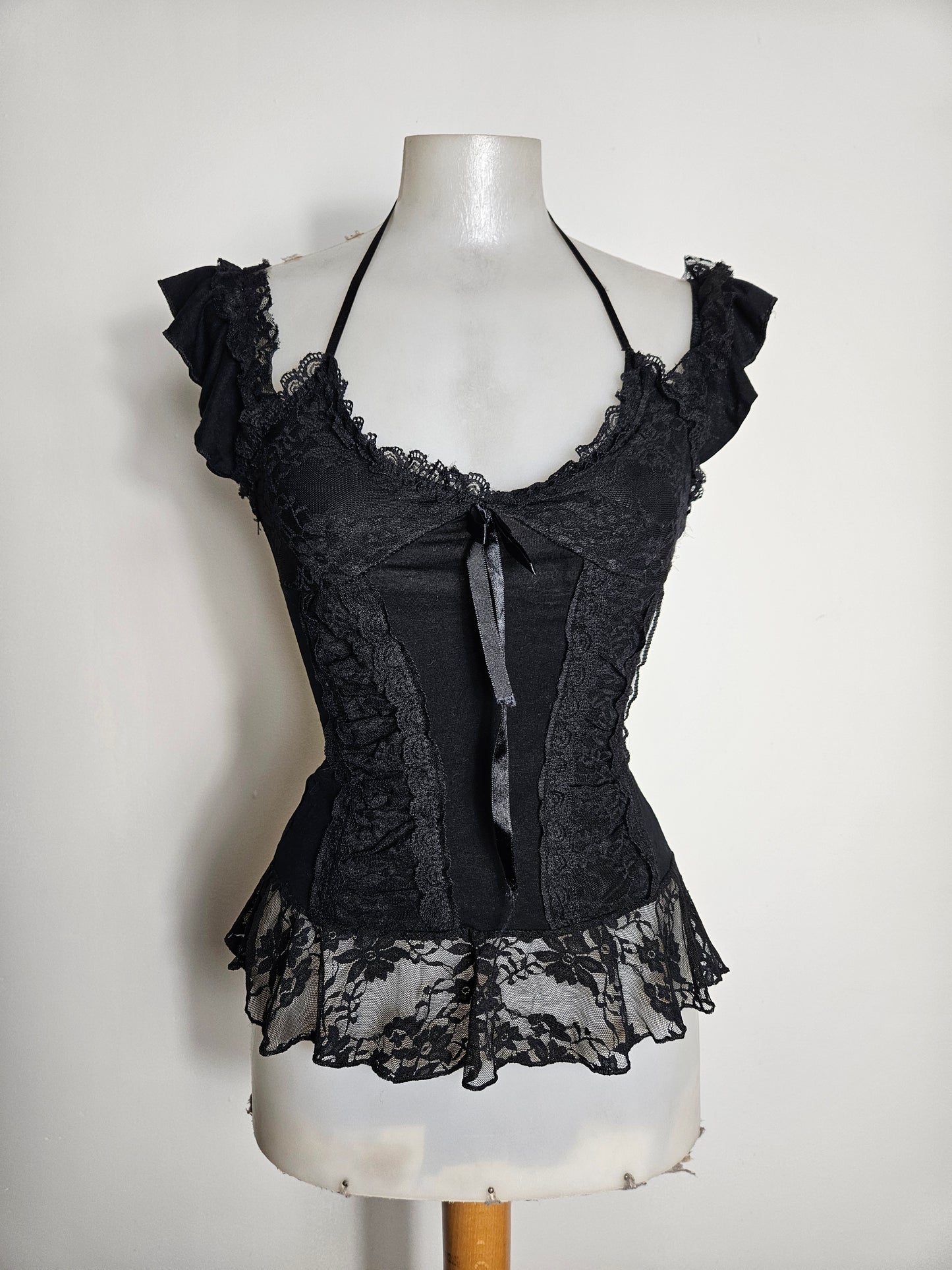 Haut noir détails volants et noeud