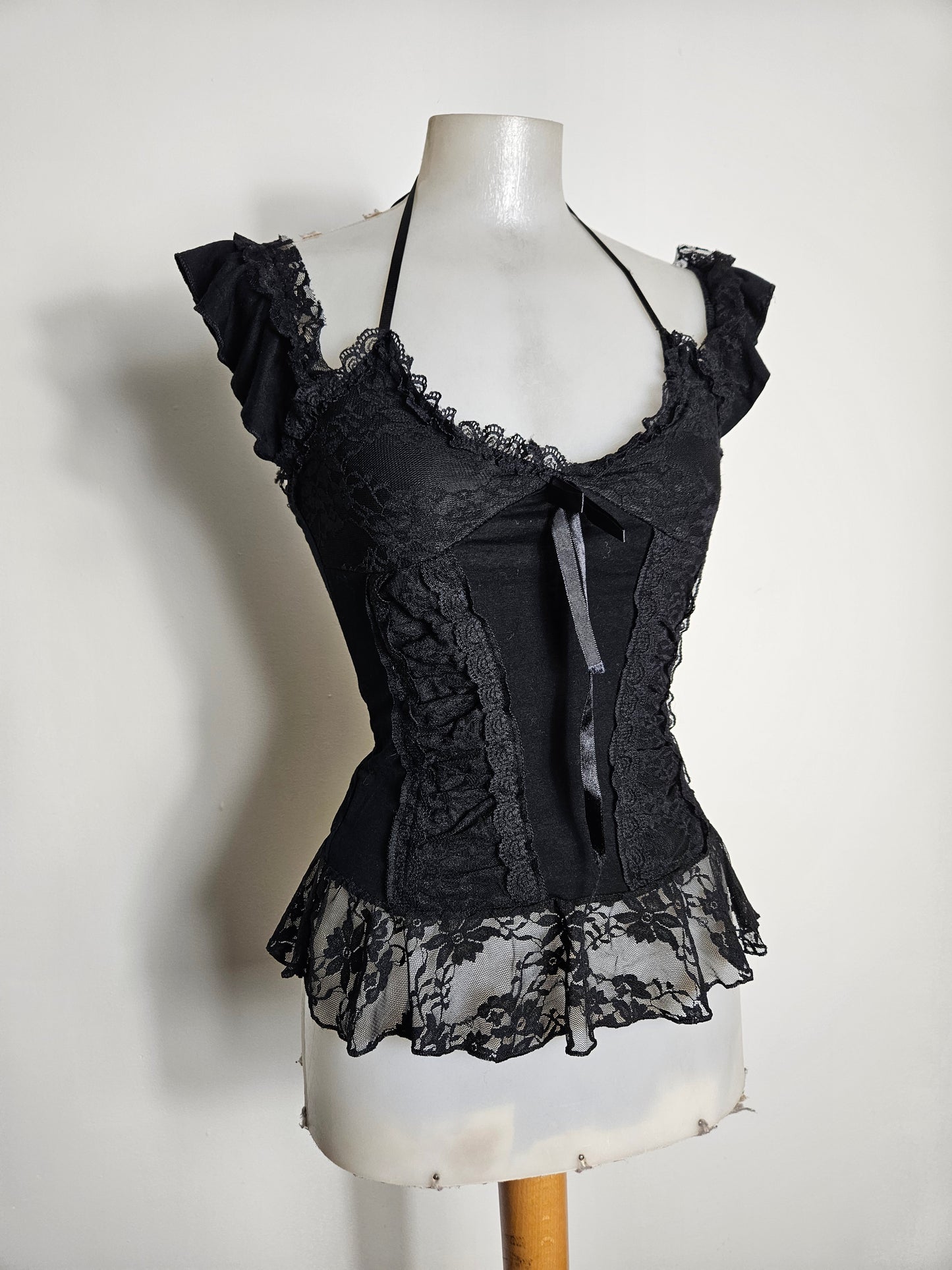 Haut noir détails volants et noeud