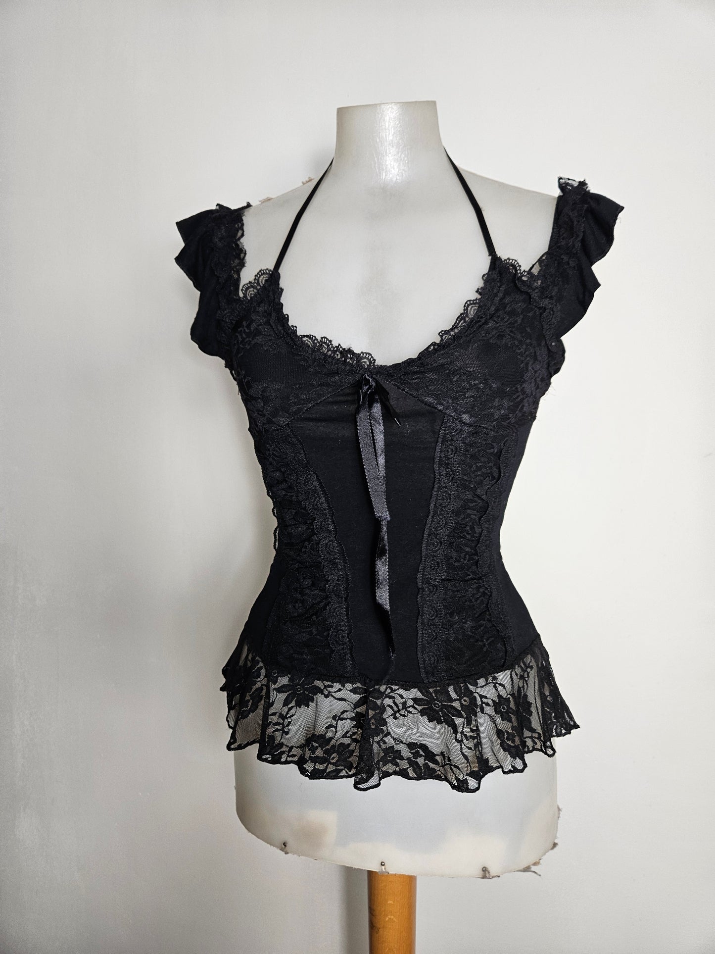 Haut noir détails volants et noeud