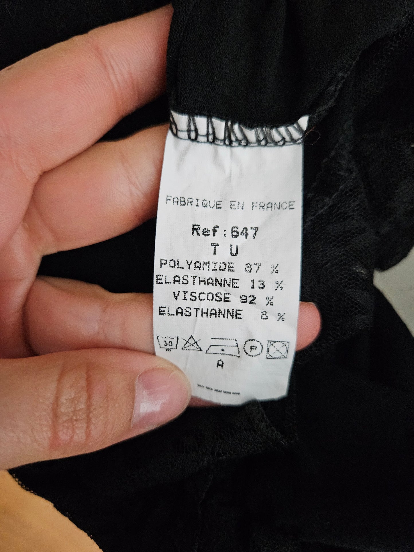 Haut noir détails volants et noeud