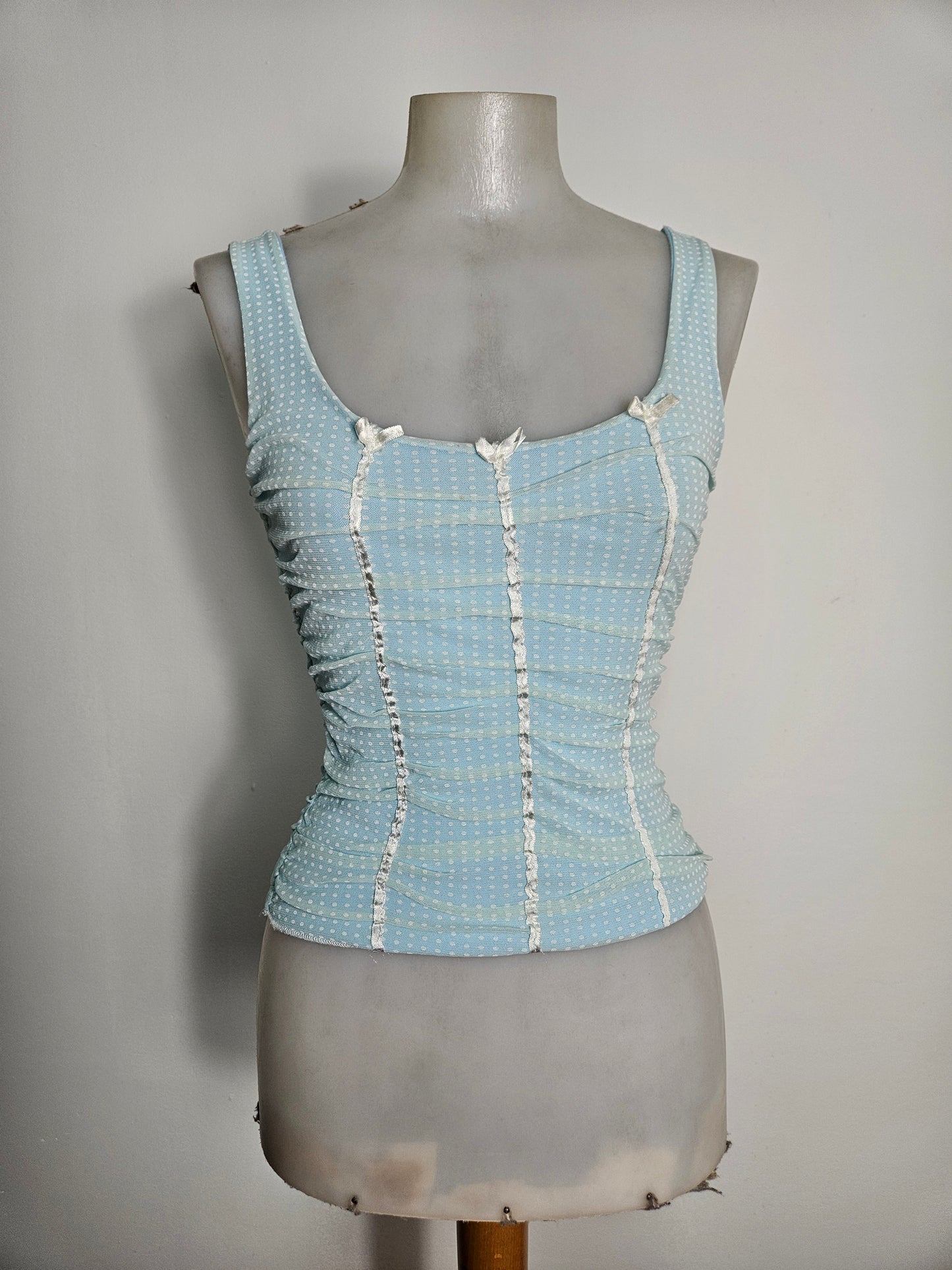 Haut en voile plissé à pois