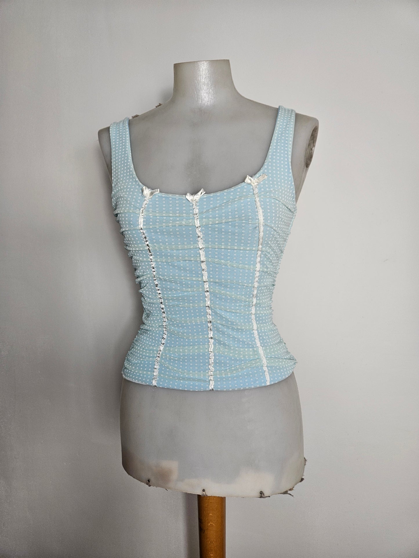 Haut en voile plissé à pois