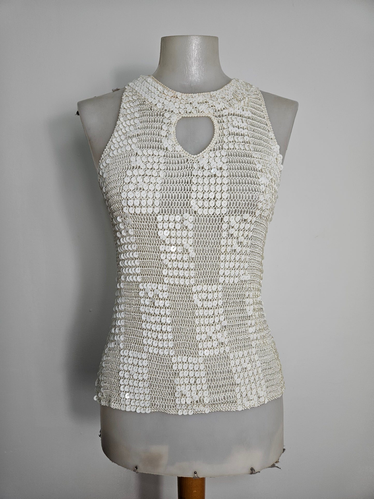 Haut crème en crochet brodé de sequins