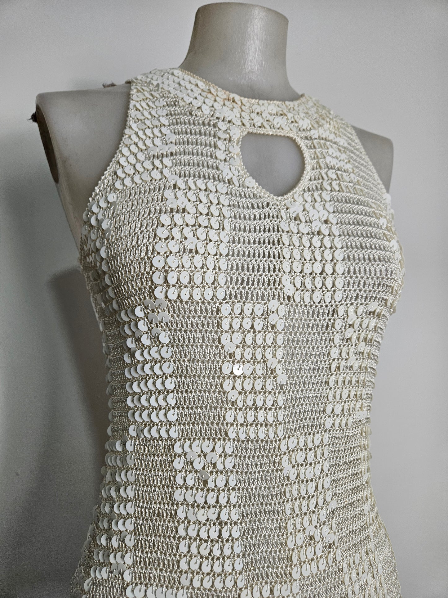 Haut crème en crochet brodé de sequins