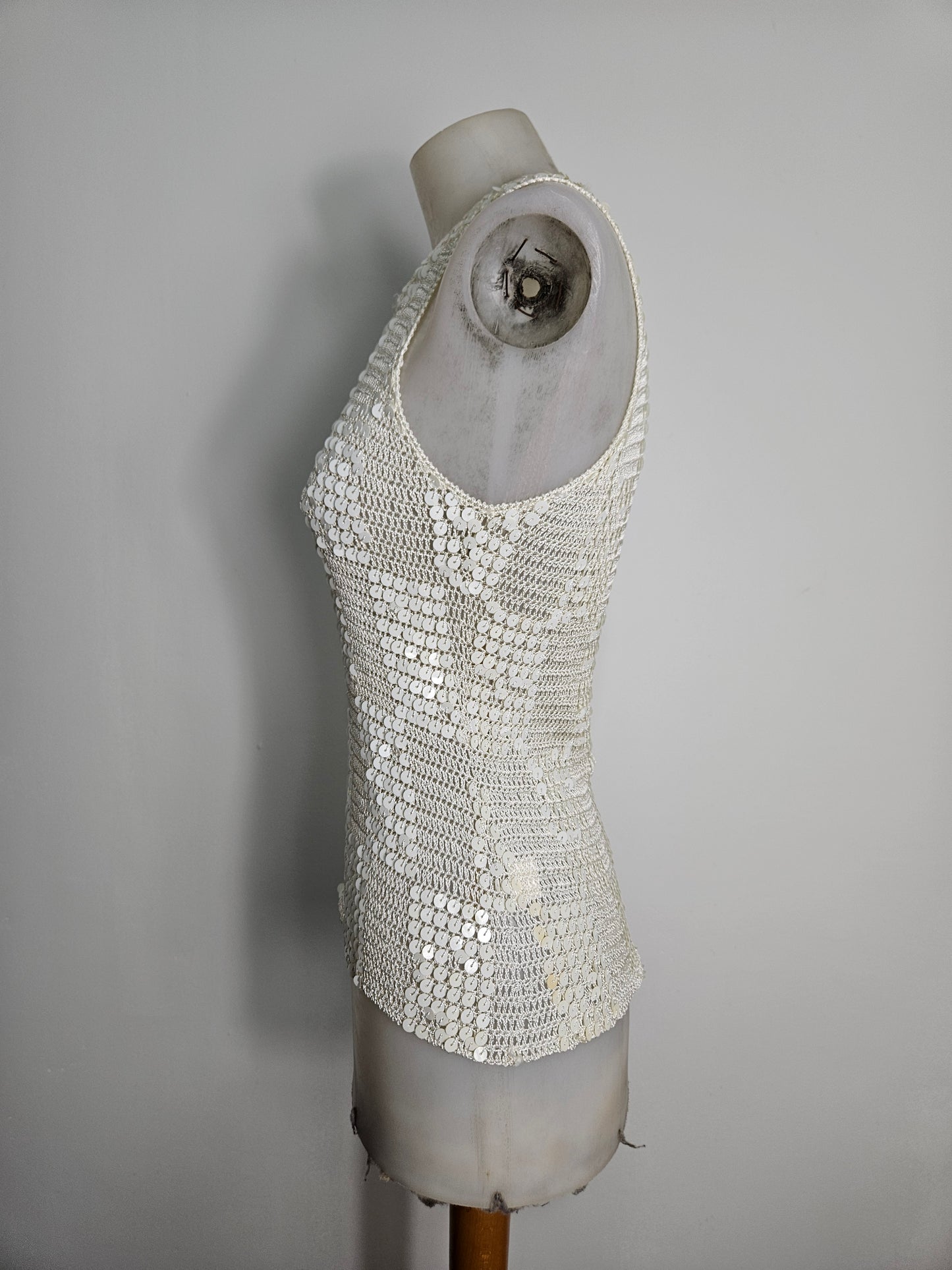 Haut crème en crochet brodé de sequins