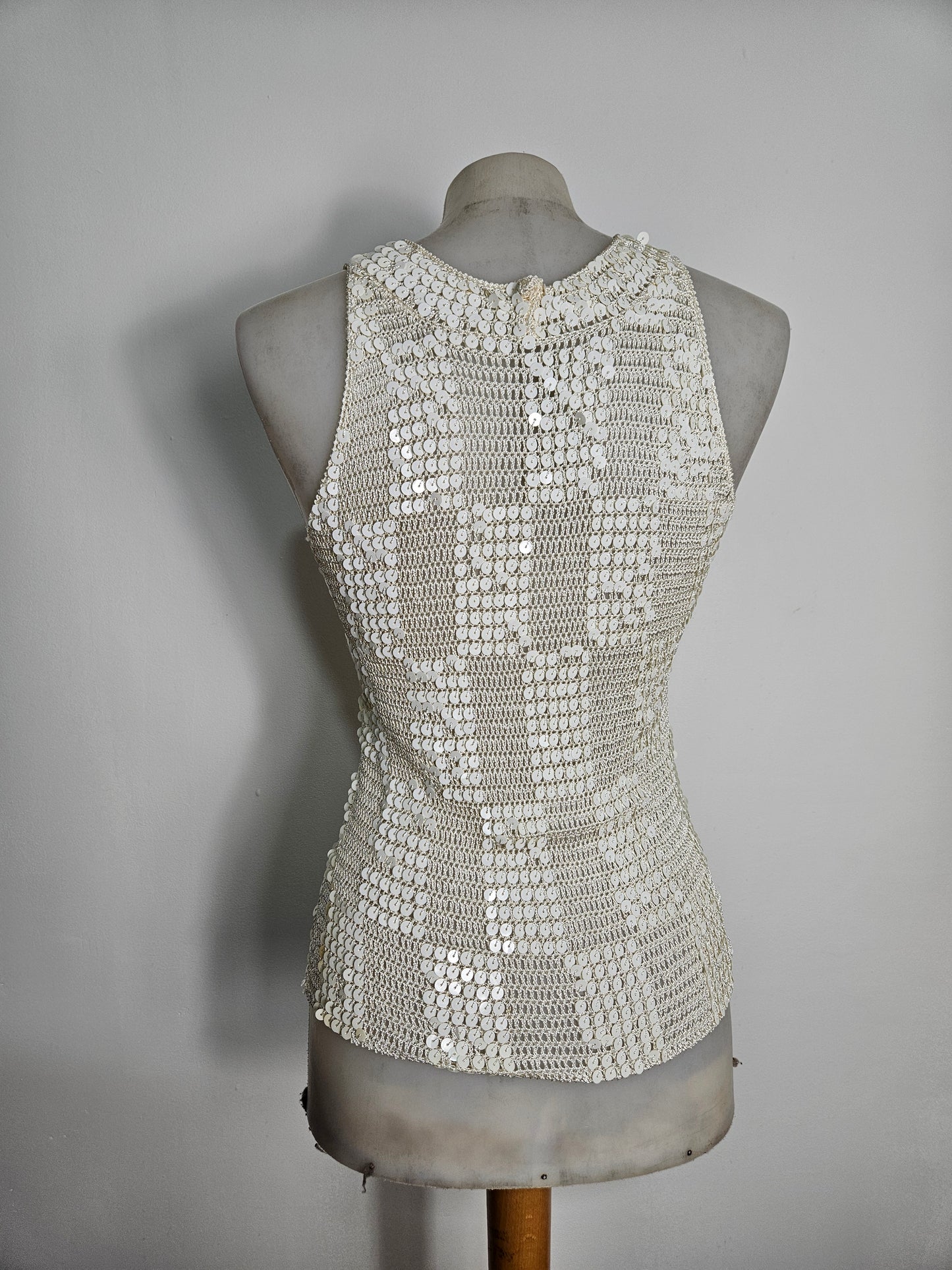 Haut crème en crochet brodé de sequins