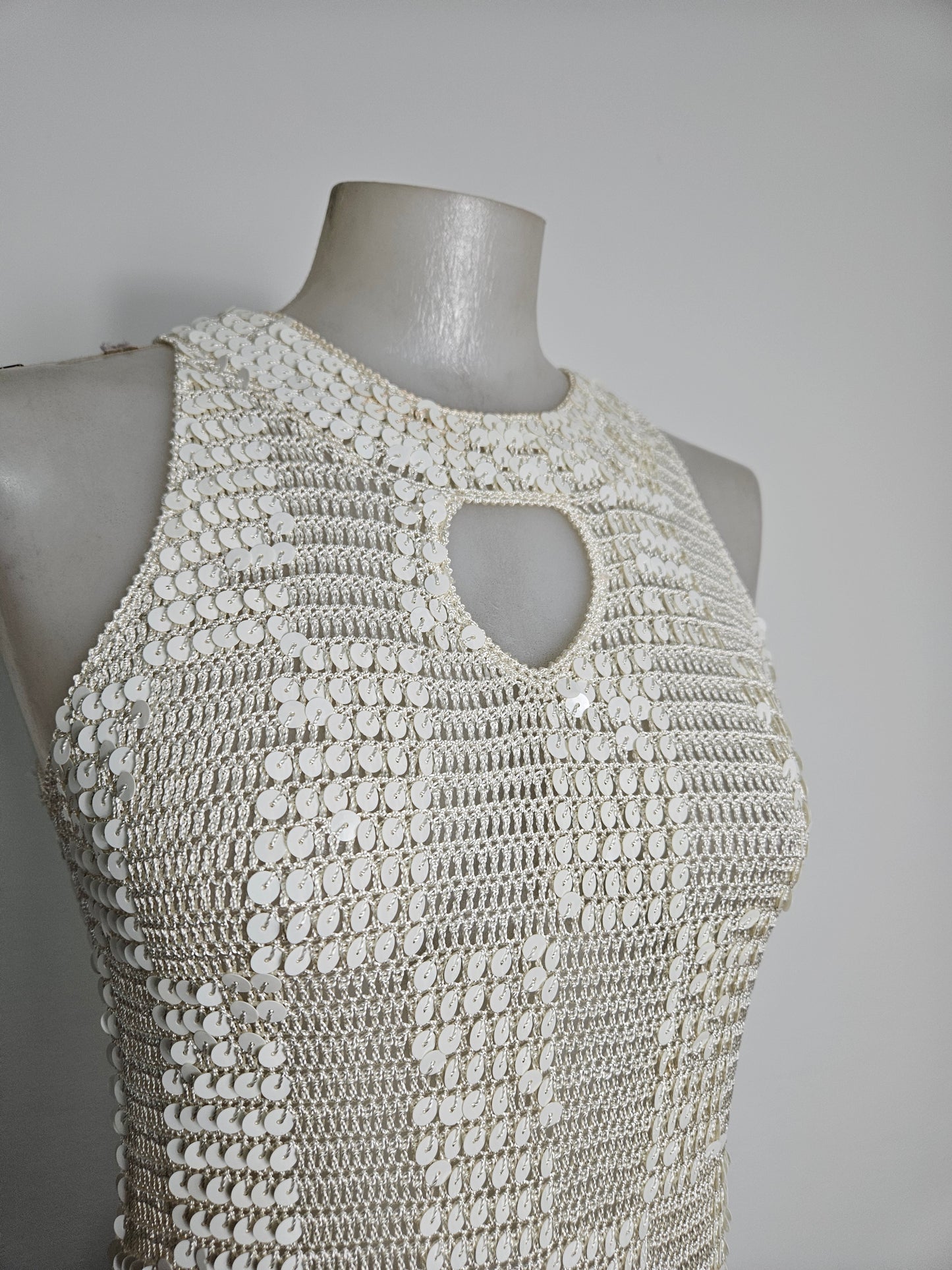 Haut crème en crochet brodé de sequins