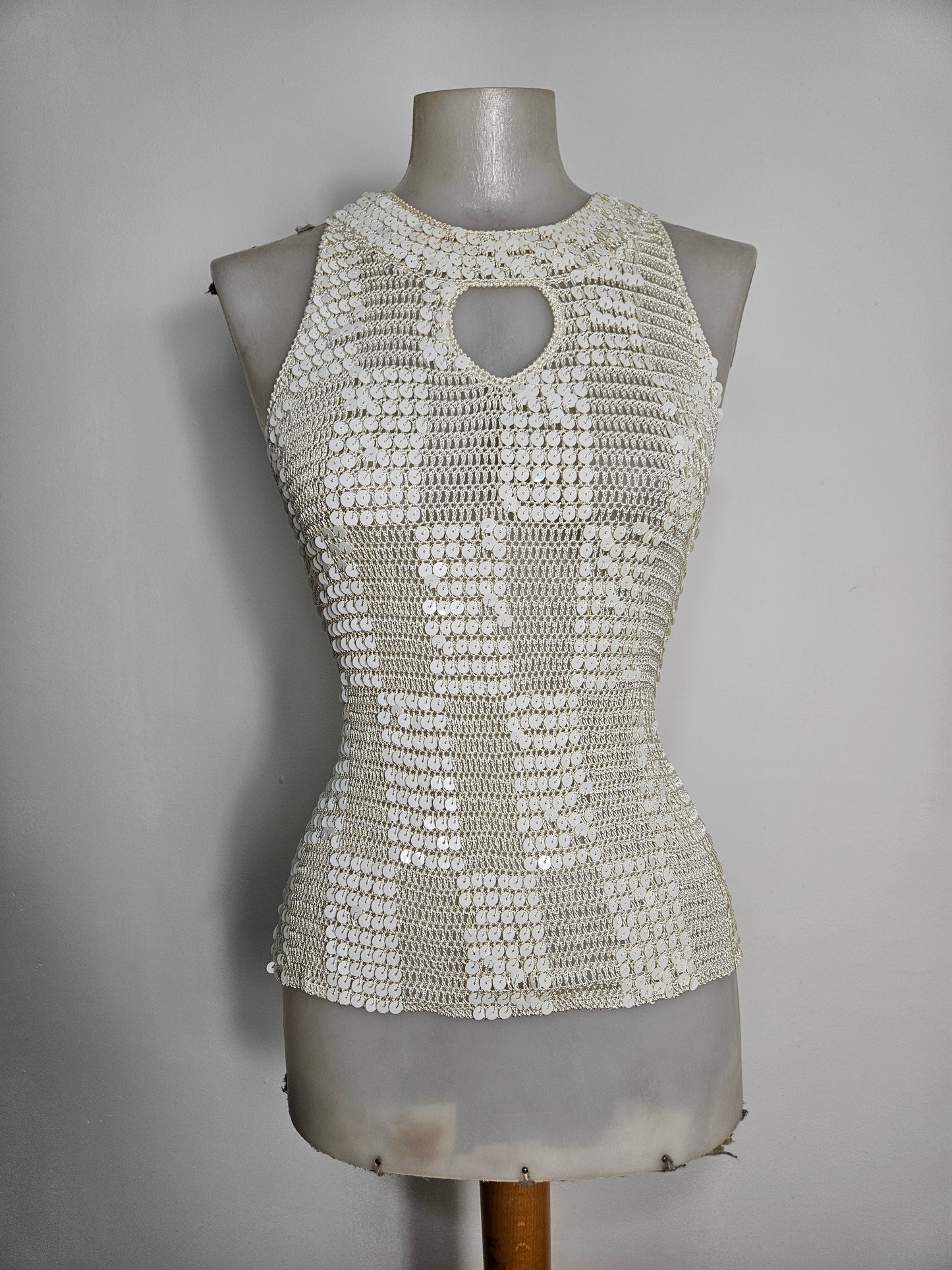Haut crème en crochet brodé de sequins