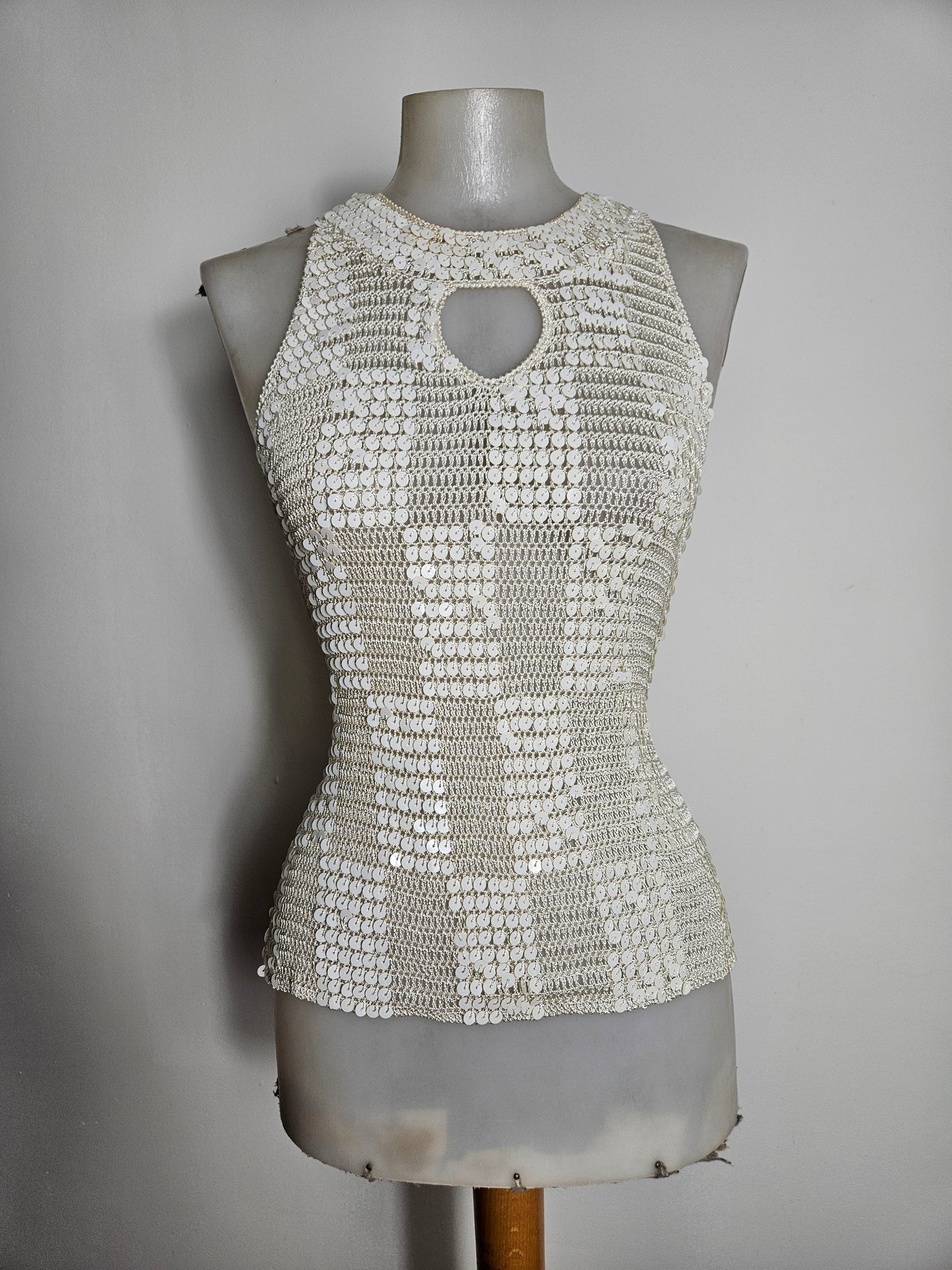 Haut crème en crochet brodé de sequins