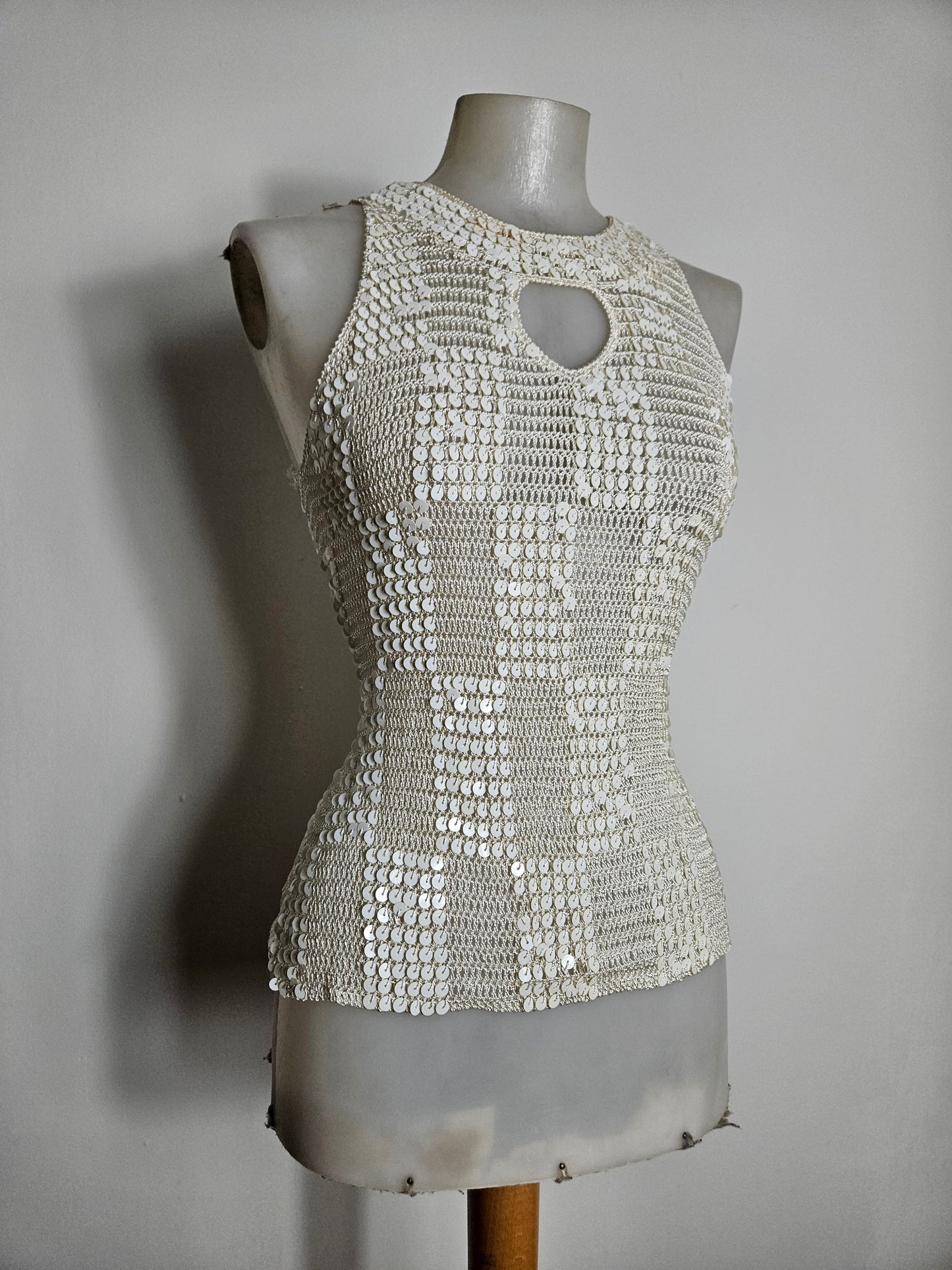 Haut crème en crochet brodé de sequins