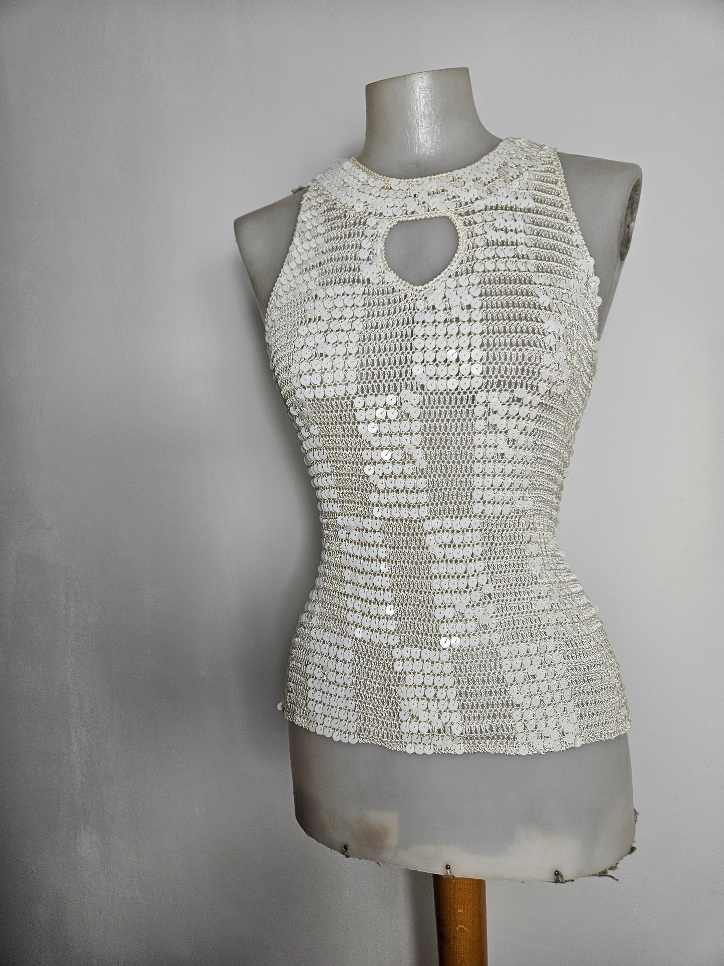 Haut crème en crochet brodé de sequins