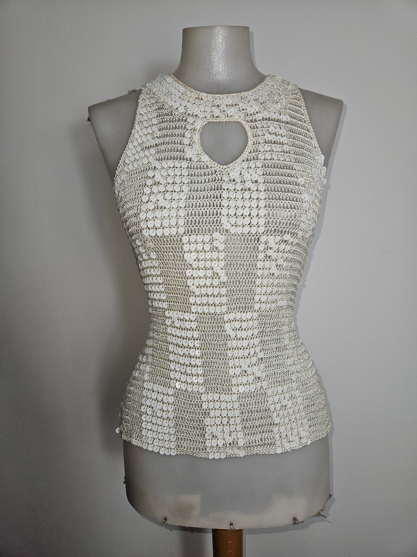 Haut crème en crochet brodé de sequins